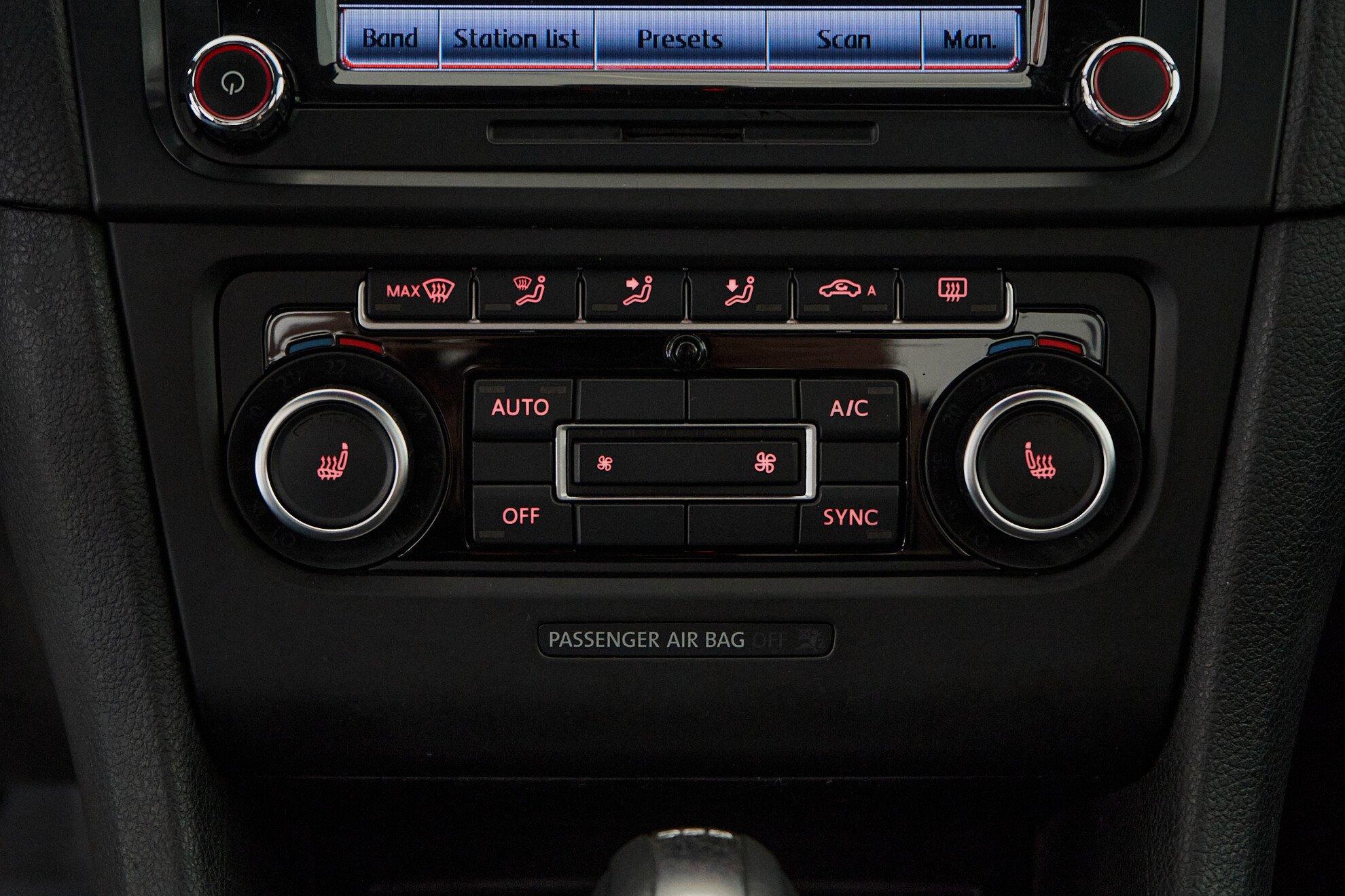 Volkswagen Golf 2012, белый