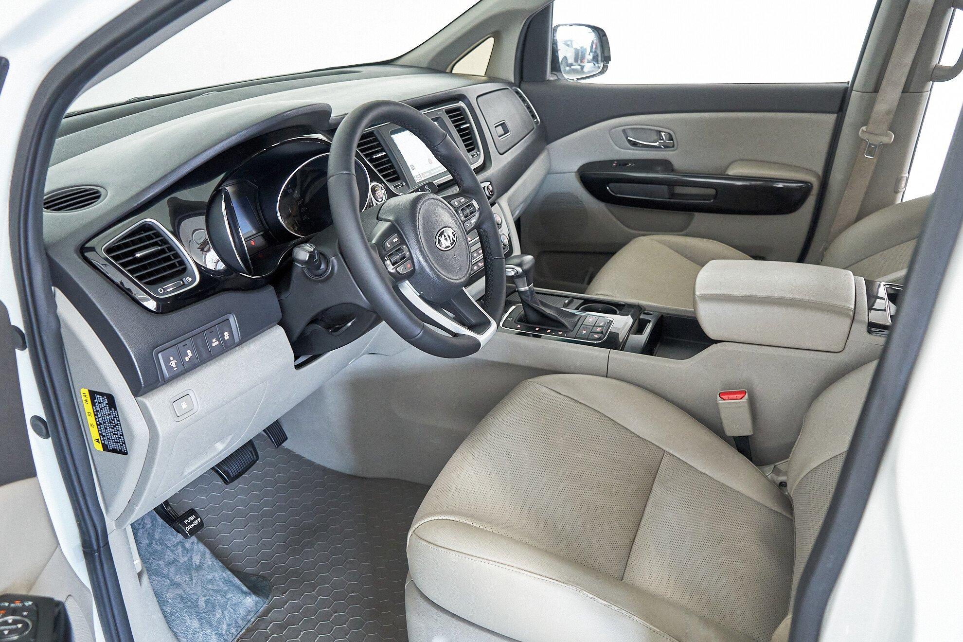 Kia Carnival 2017, белый