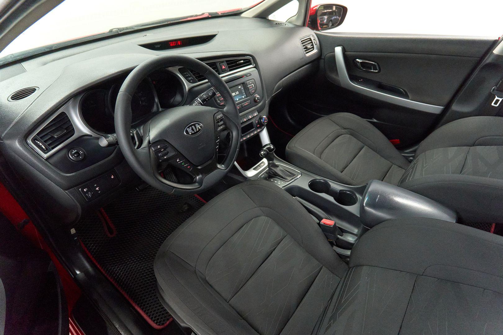 Kia Ceed 2018, красный