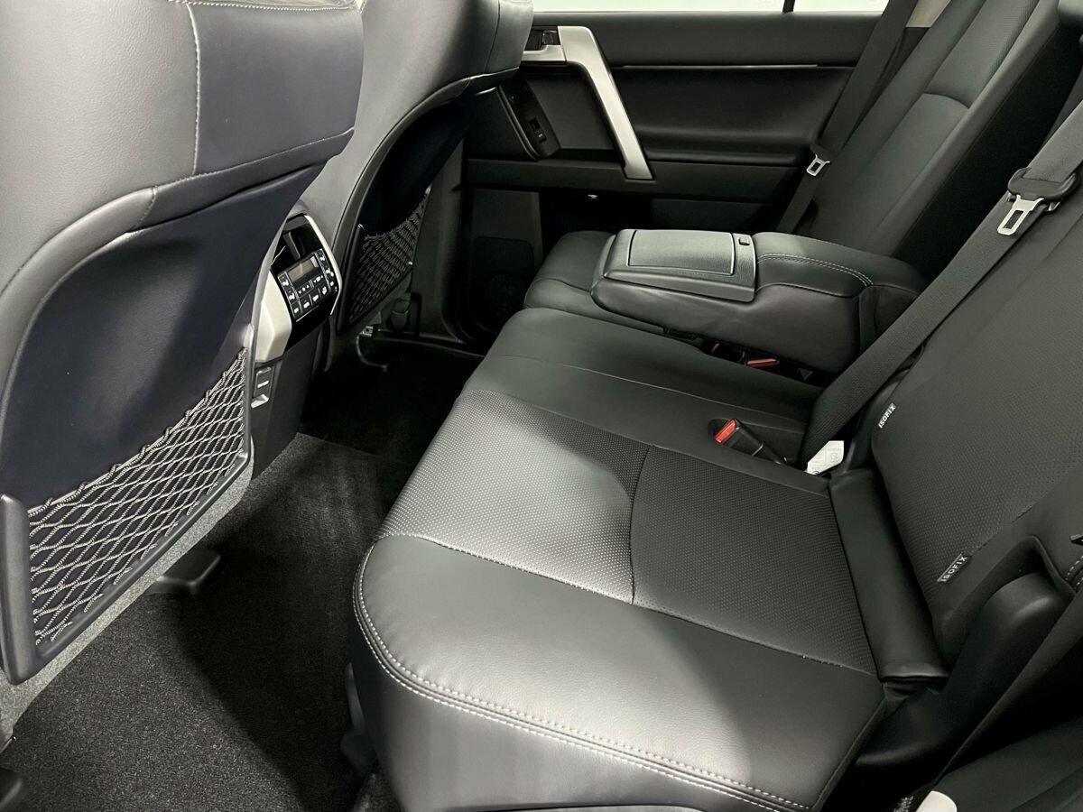 Toyota Land Cruiser Prado 2022, черный