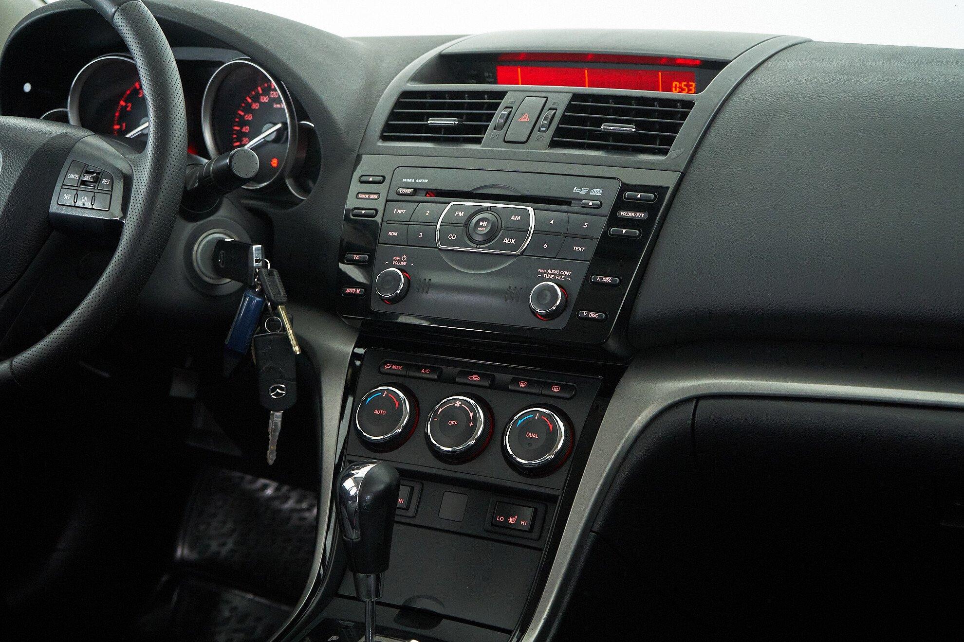 Mazda 6 2010, белый