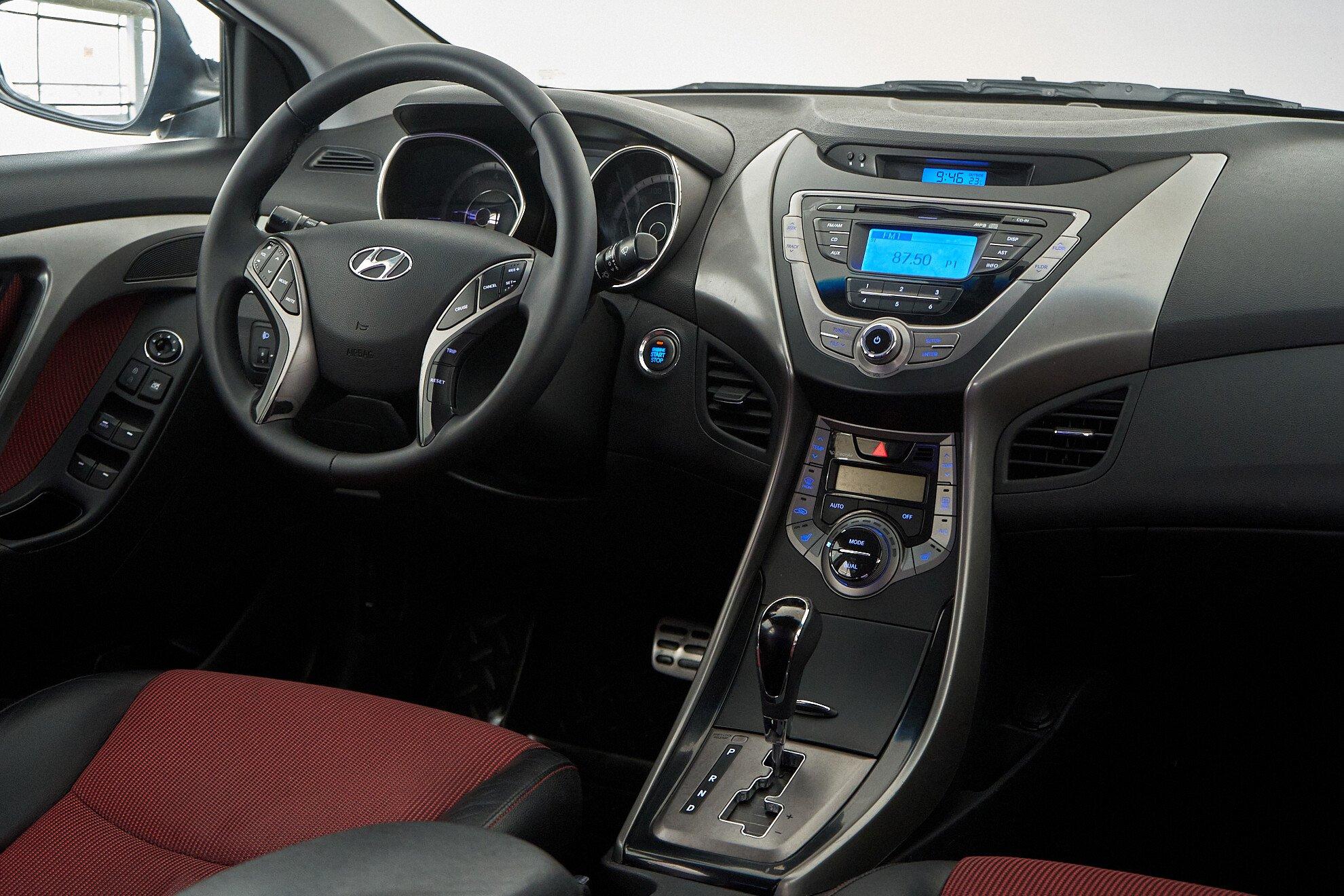 Hyundai Elantra 2012, серый