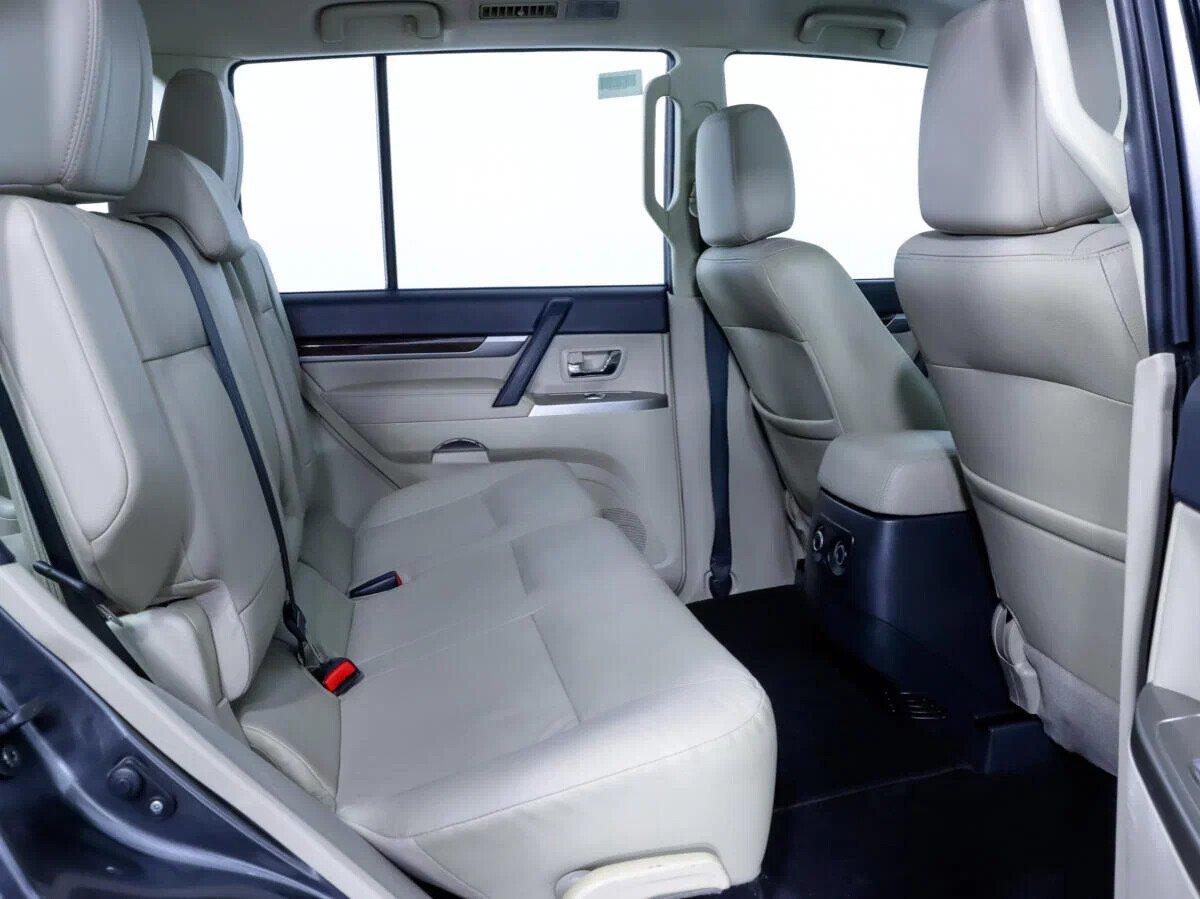 Mitsubishi Pajero 2018, серый