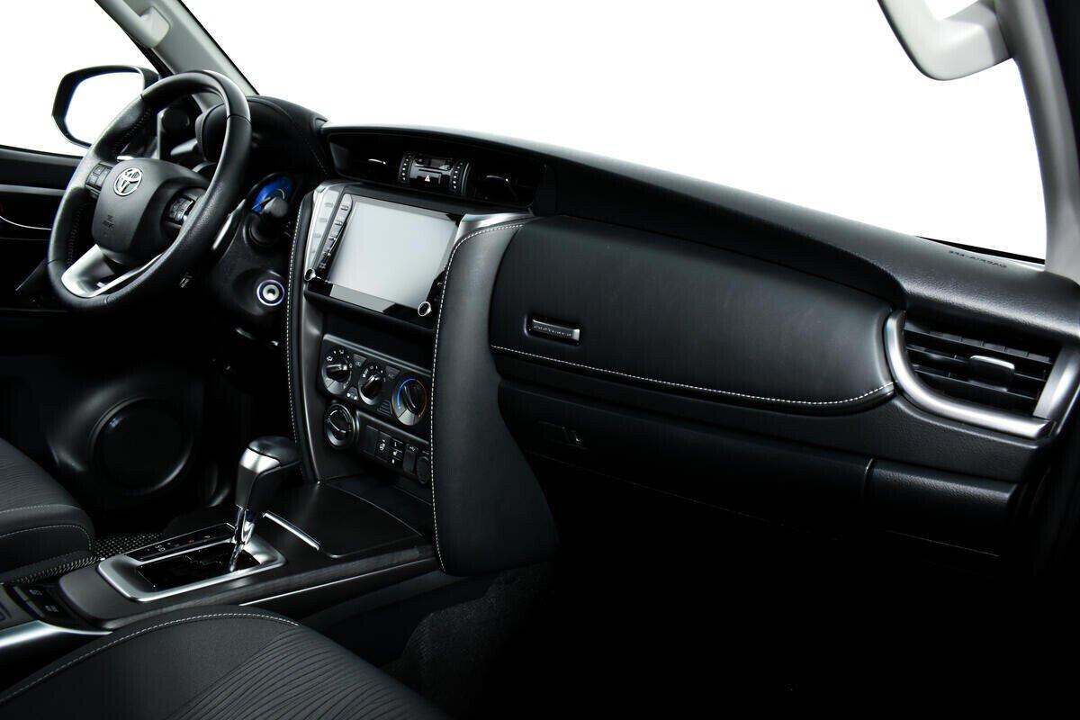 Toyota Fortuner 2021, серый