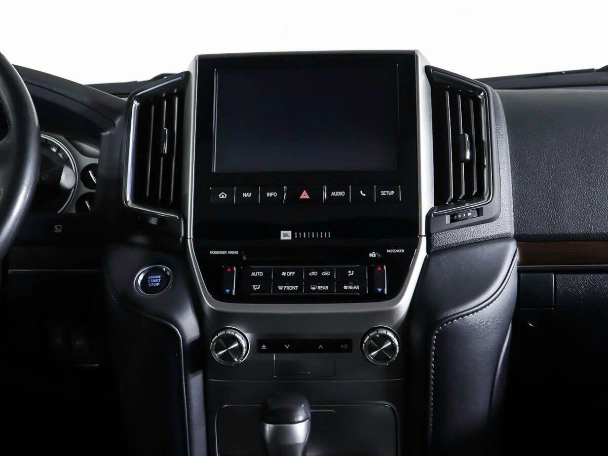 Toyota Land Cruiser 2018, белый