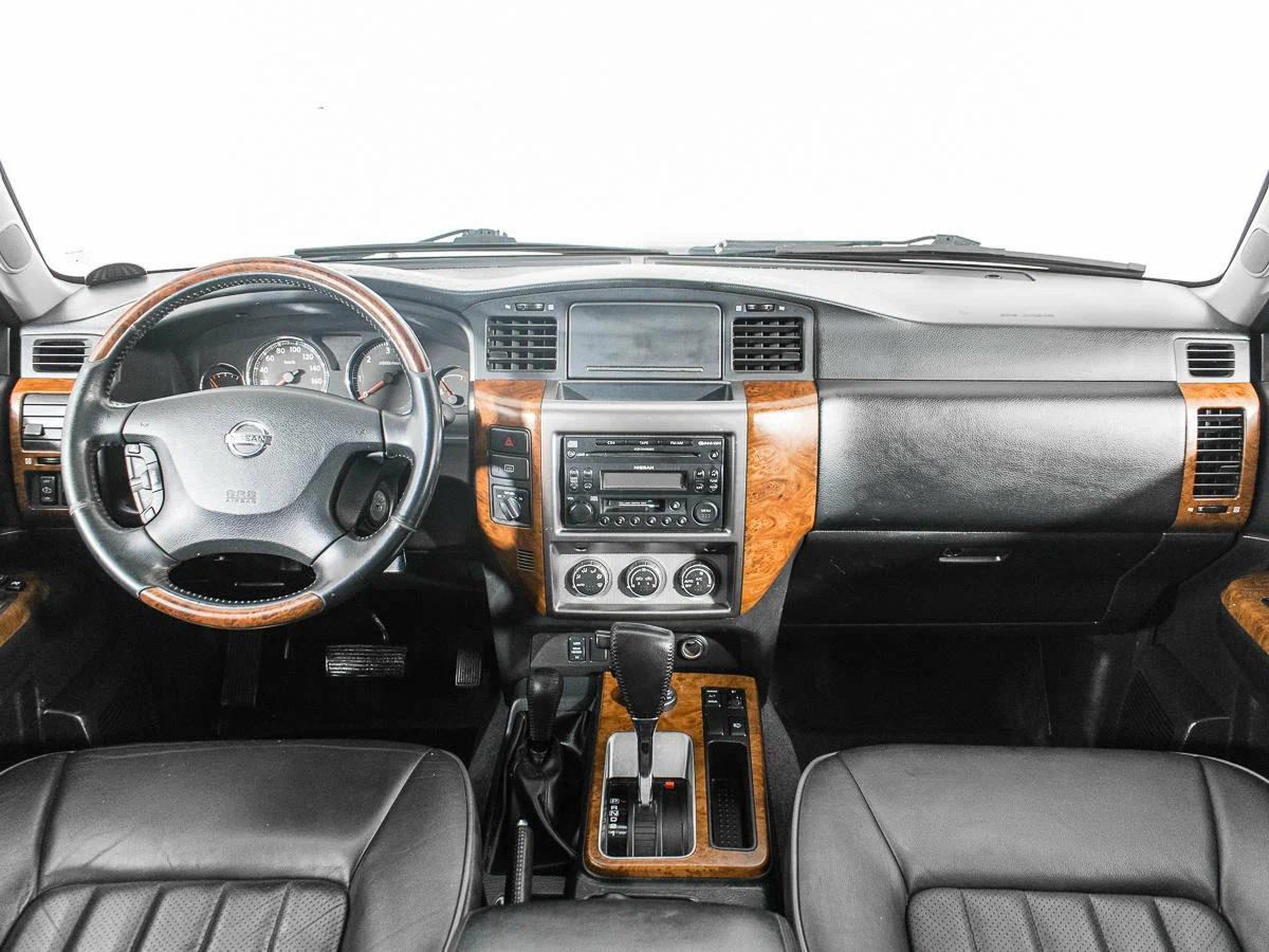 Nissan Patrol 2009, серый