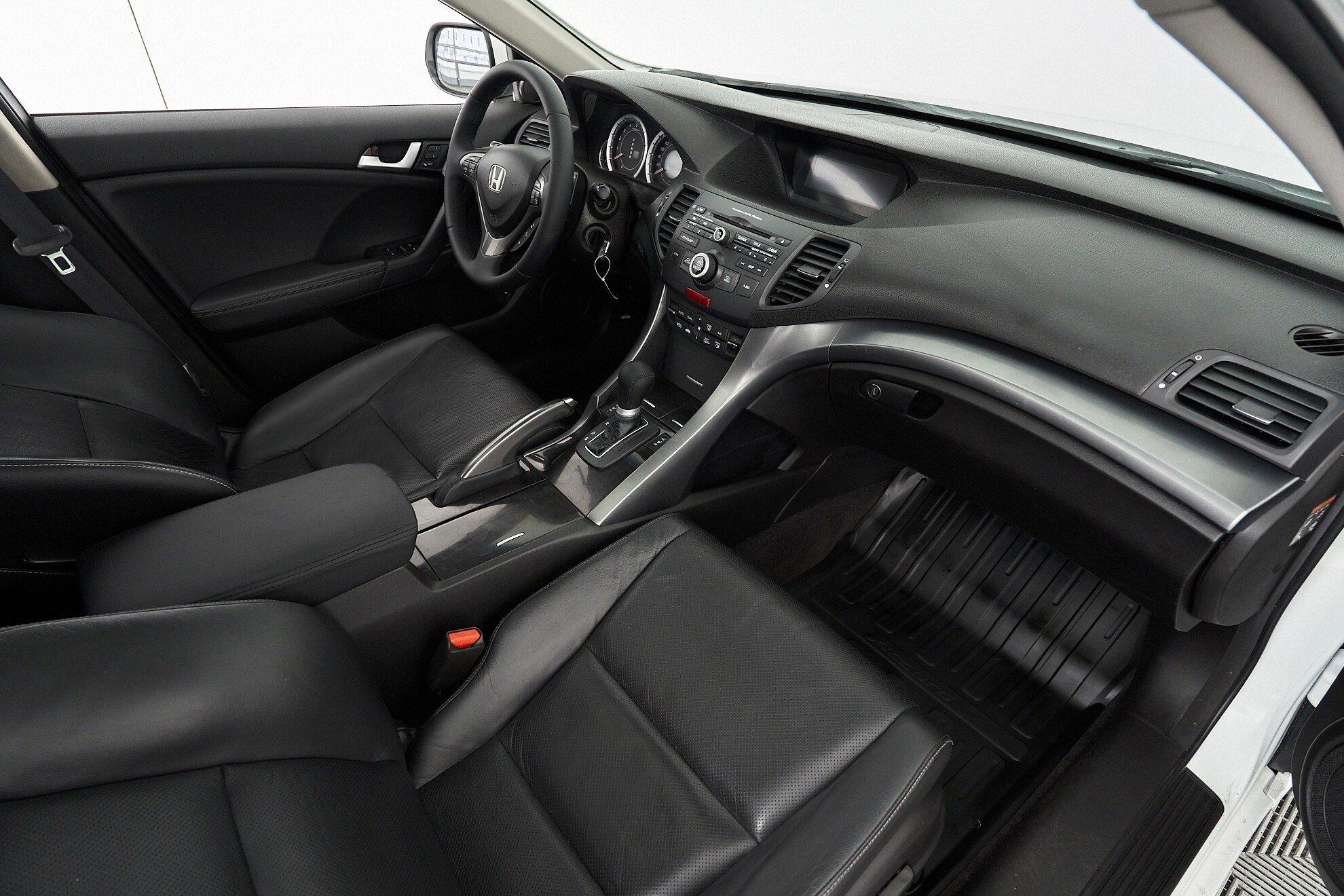 Honda Accord 2012, белый