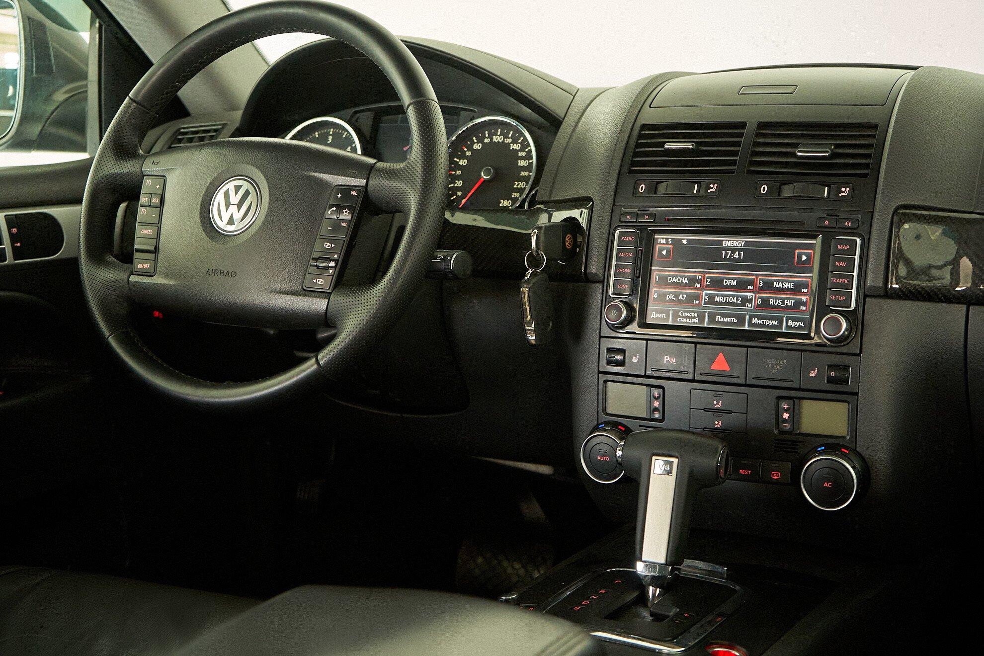 Volkswagen Touareg 2009, серый