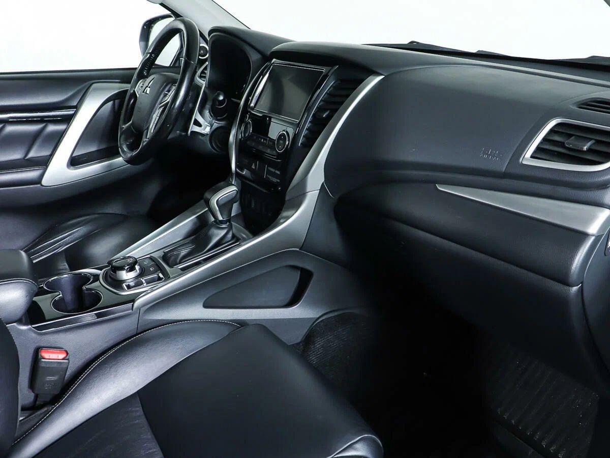 Mitsubishi Pajero Sport 2018, серебряный