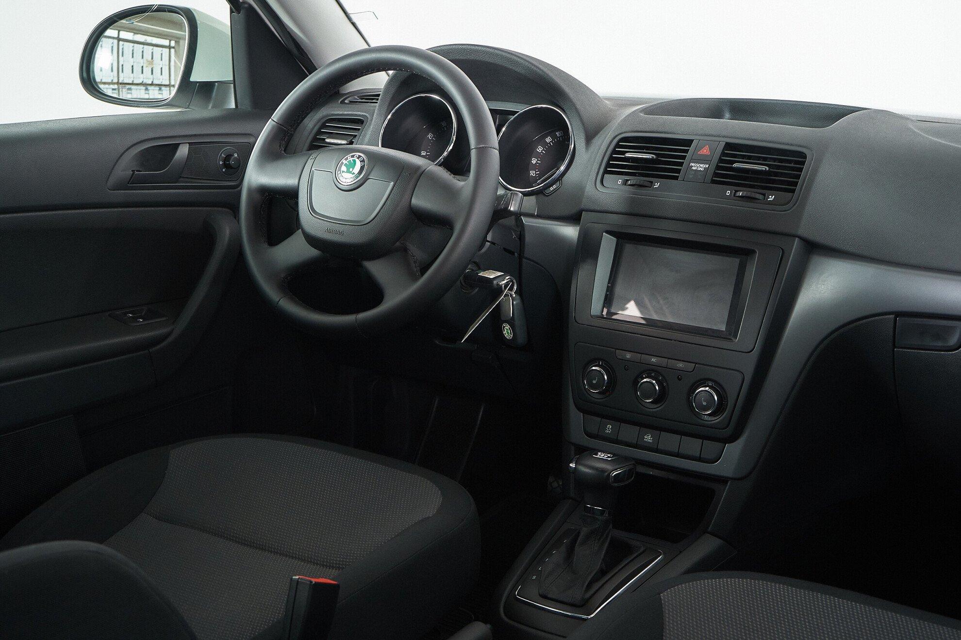 Skoda Yeti 2012, белый