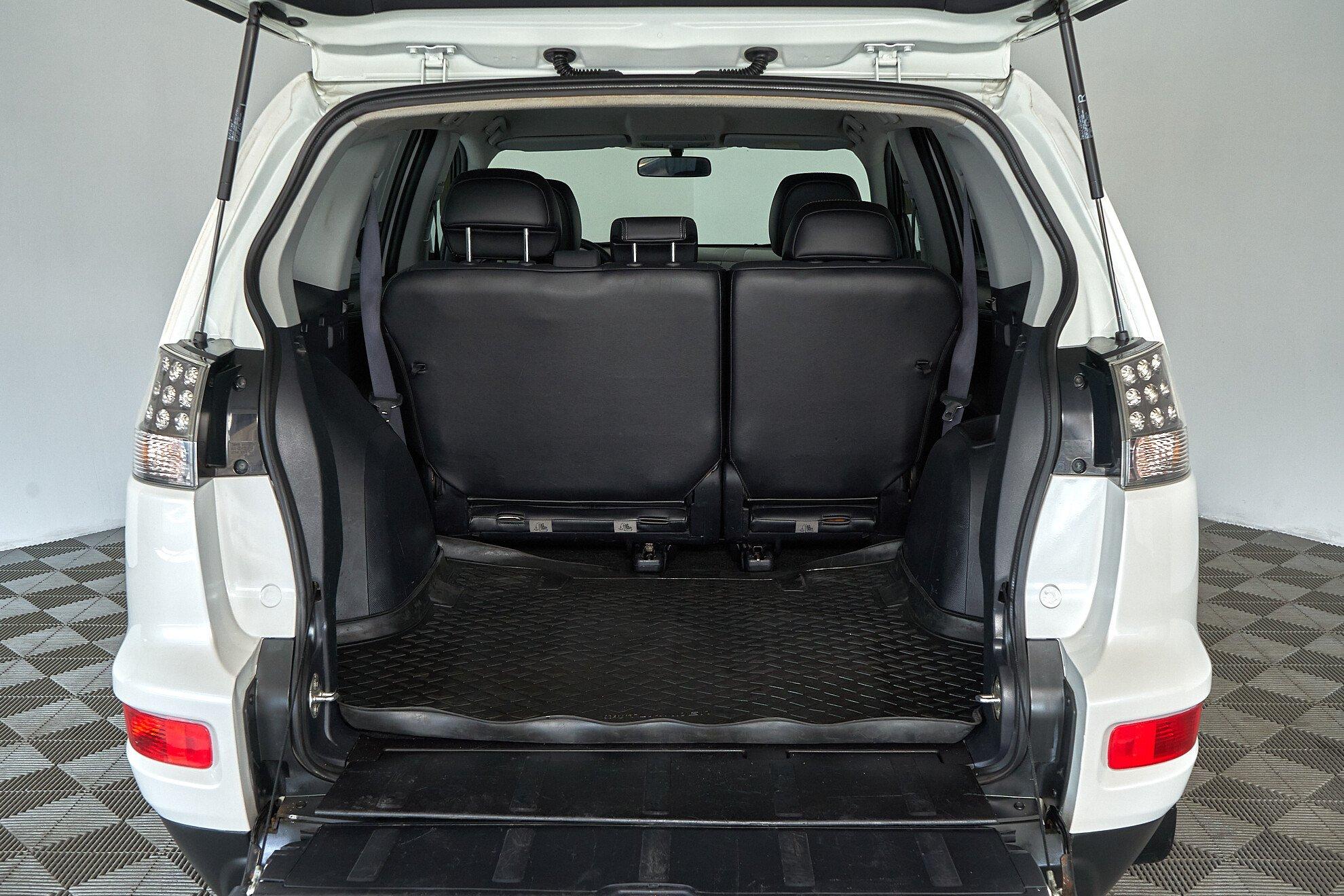 Mitsubishi Outlander 2010, белый