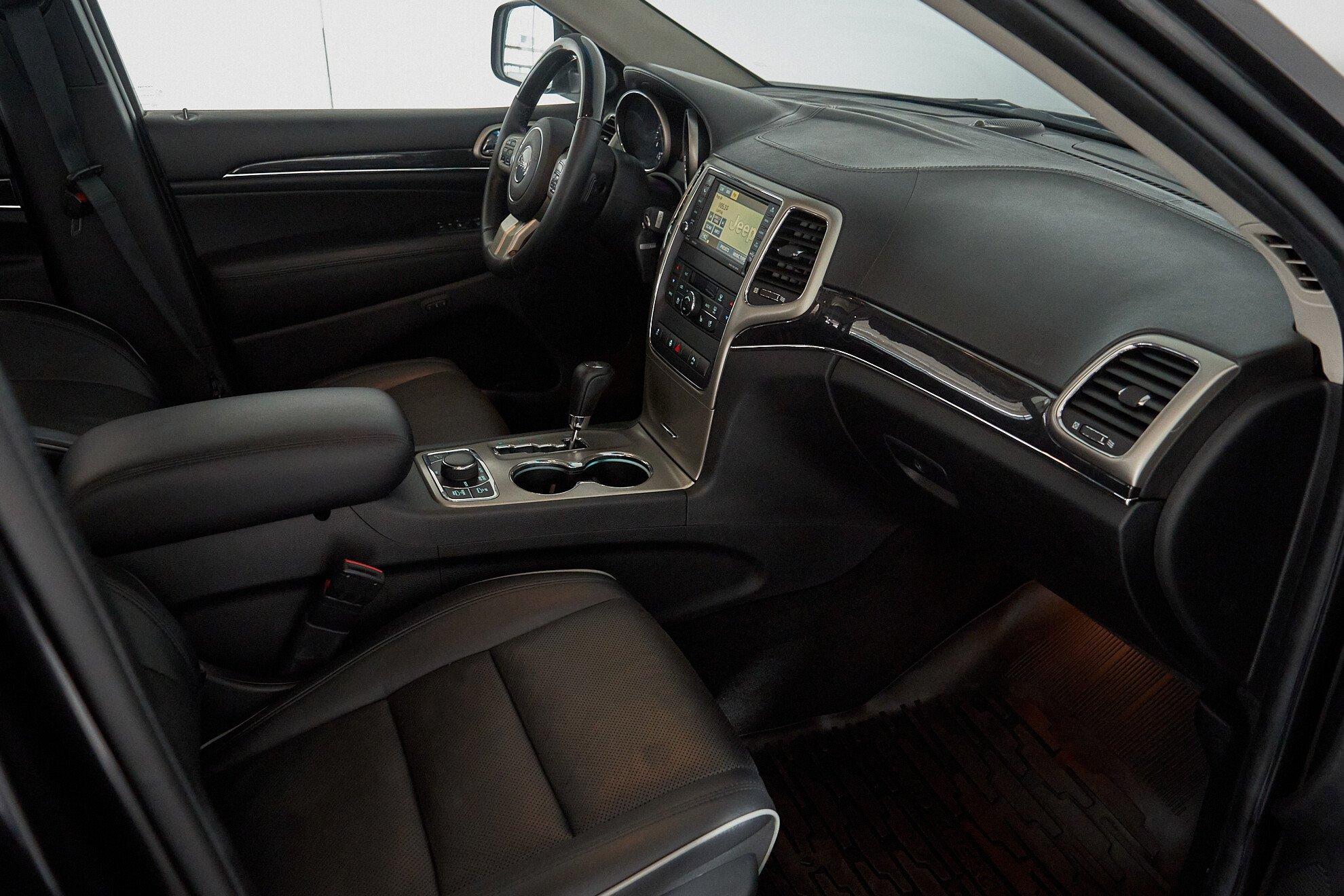 Jeep Grand Cherokee 2011, черный