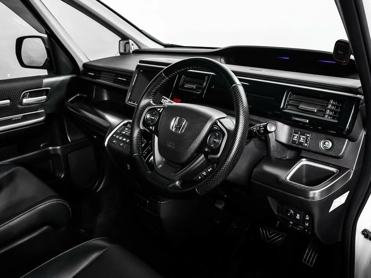 Honda Stepwgn 2022, белый