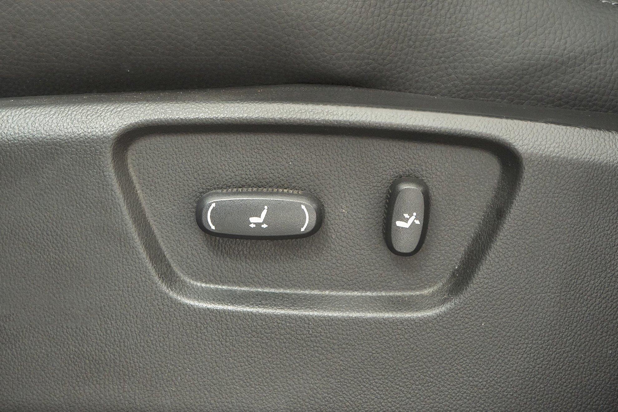 Opel Antara 2011, белый