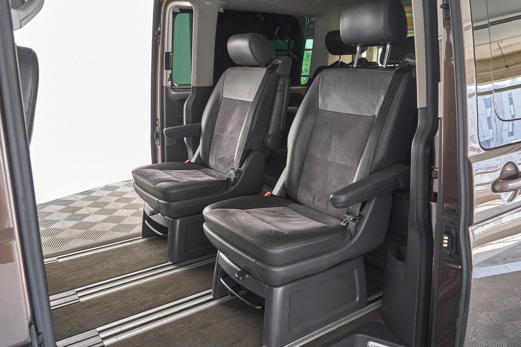 Volkswagen Multivan 2010, коричневый