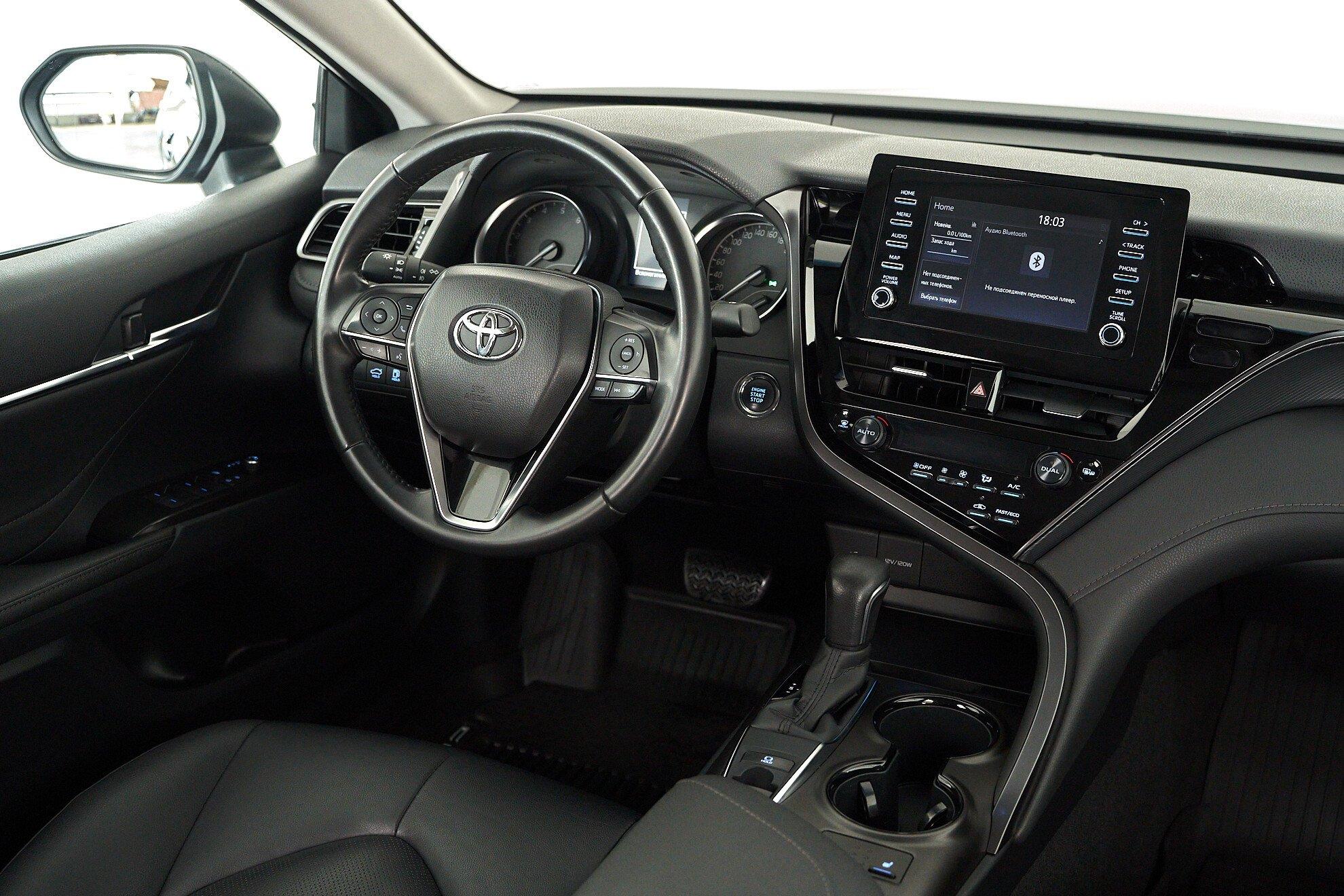 Toyota Camry 2022, черный