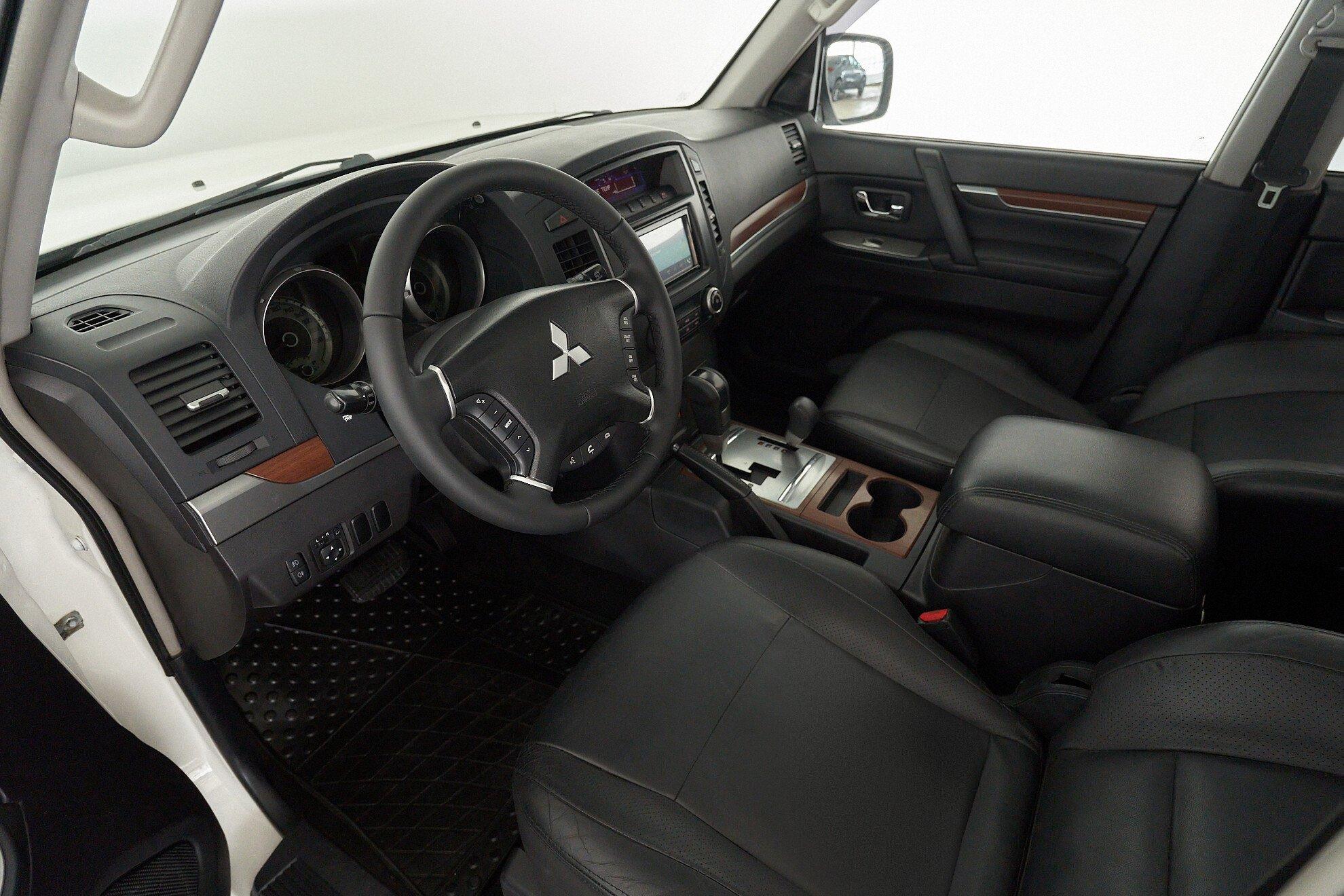 Mitsubishi Pajero 2008, белый
