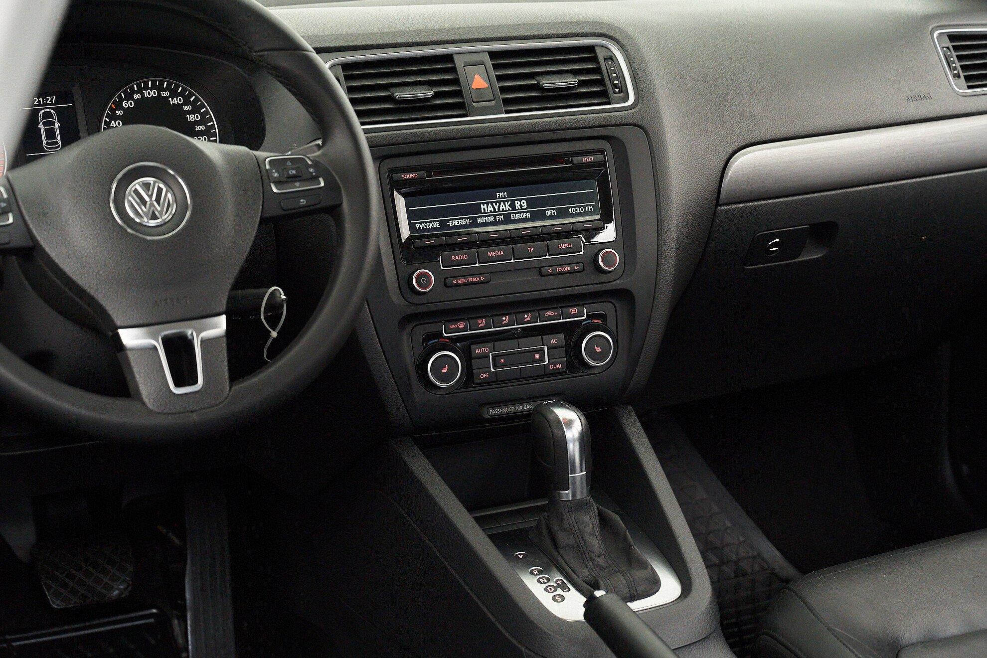 Volkswagen Jetta 2011, белый