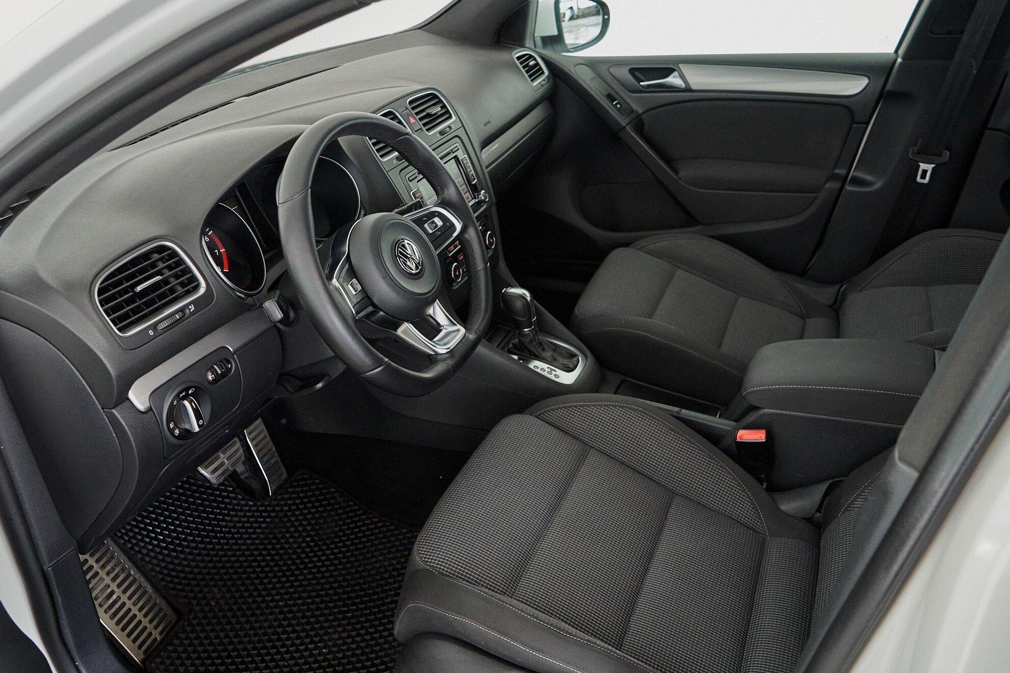 Volkswagen Golf 2012, белый