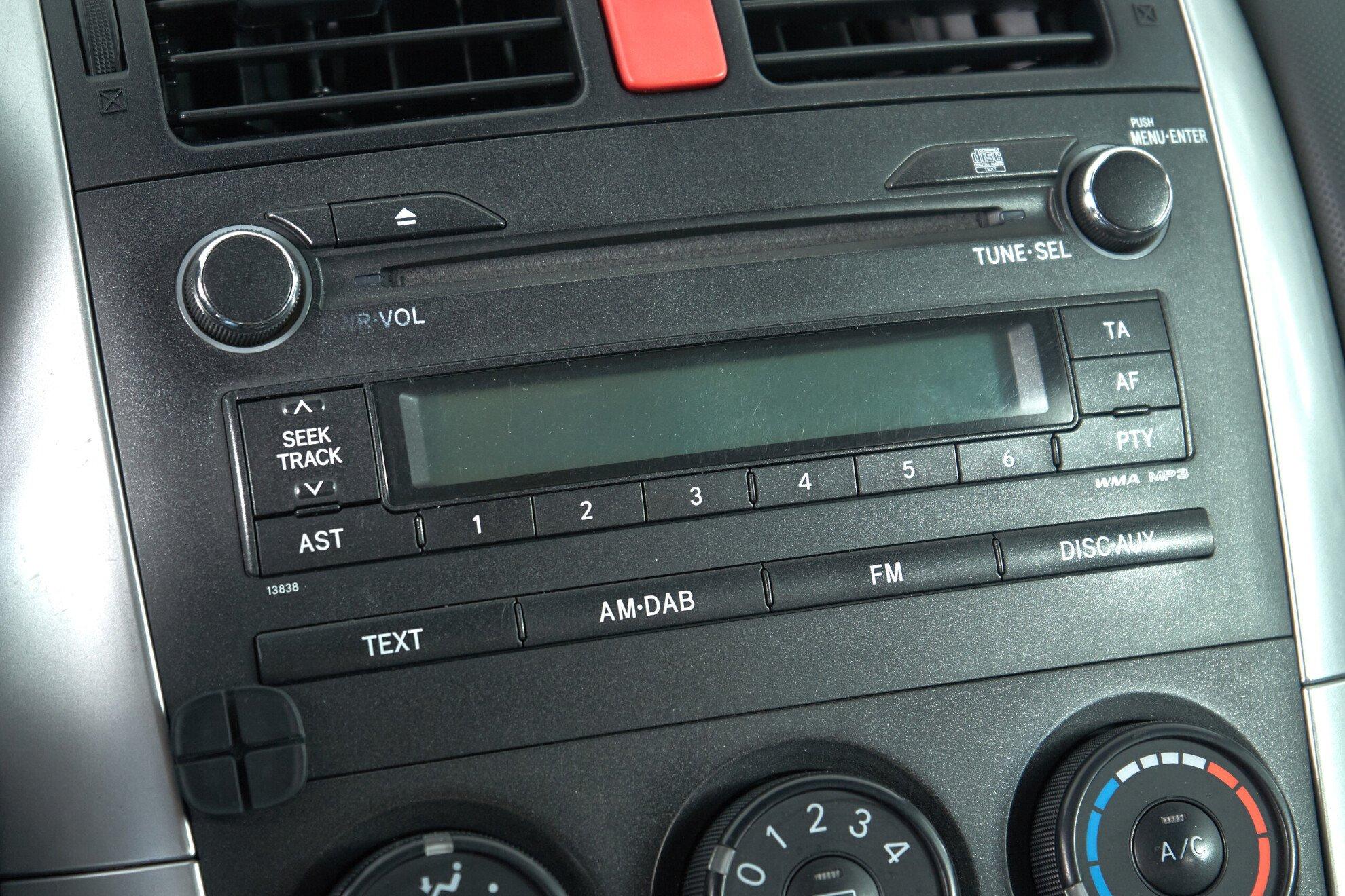 Toyota Auris 2011, белый