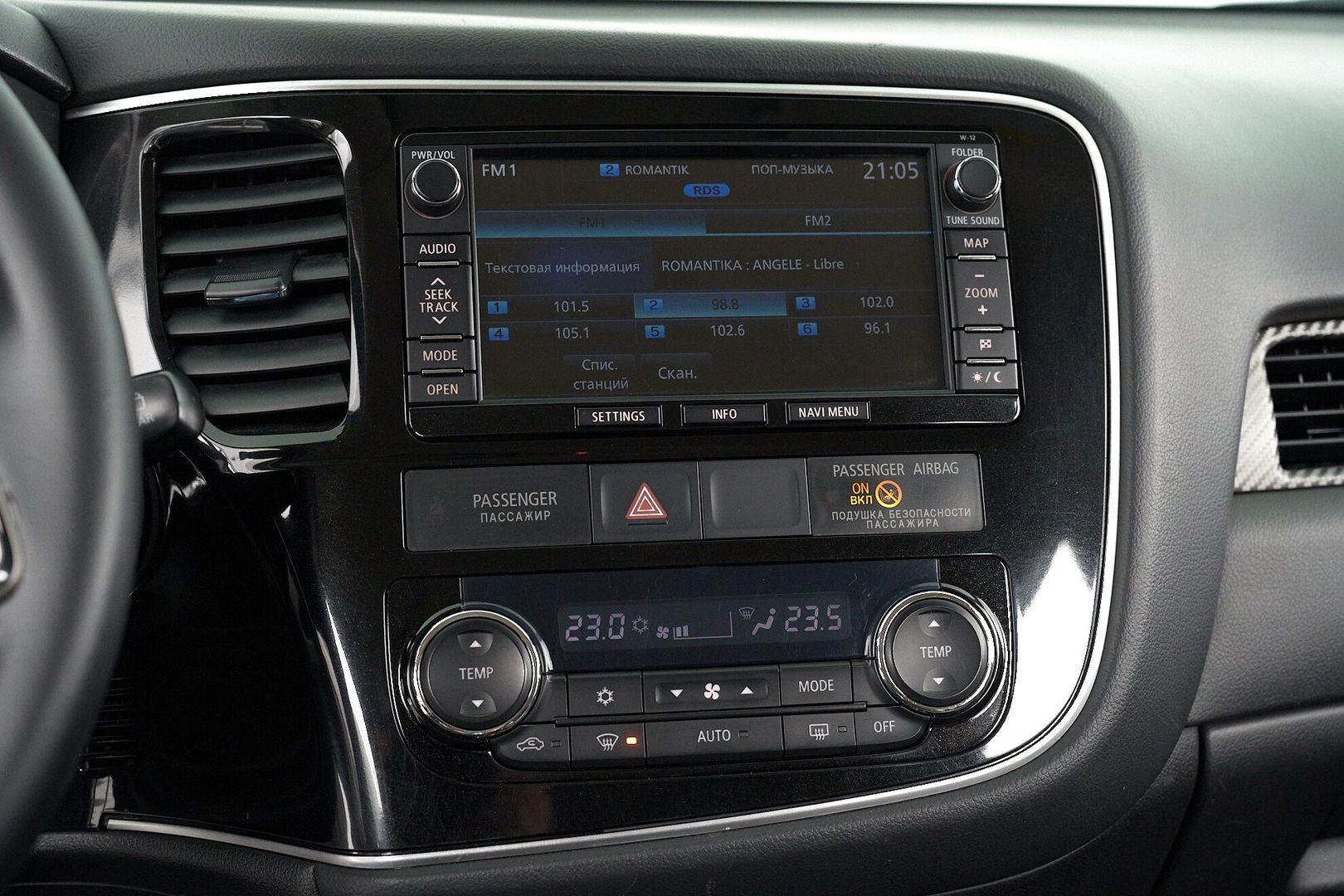 Mitsubishi Outlander 2013, белый