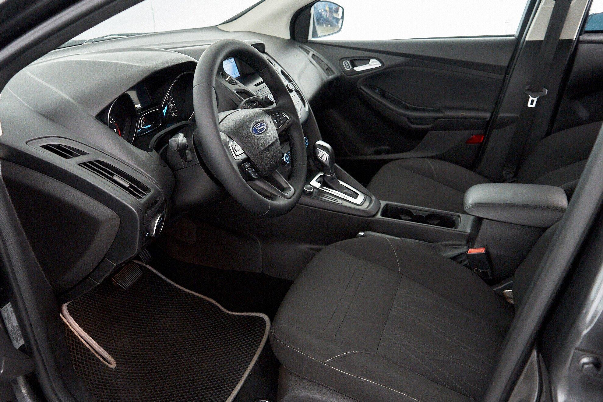 Ford Focus 2015, серый