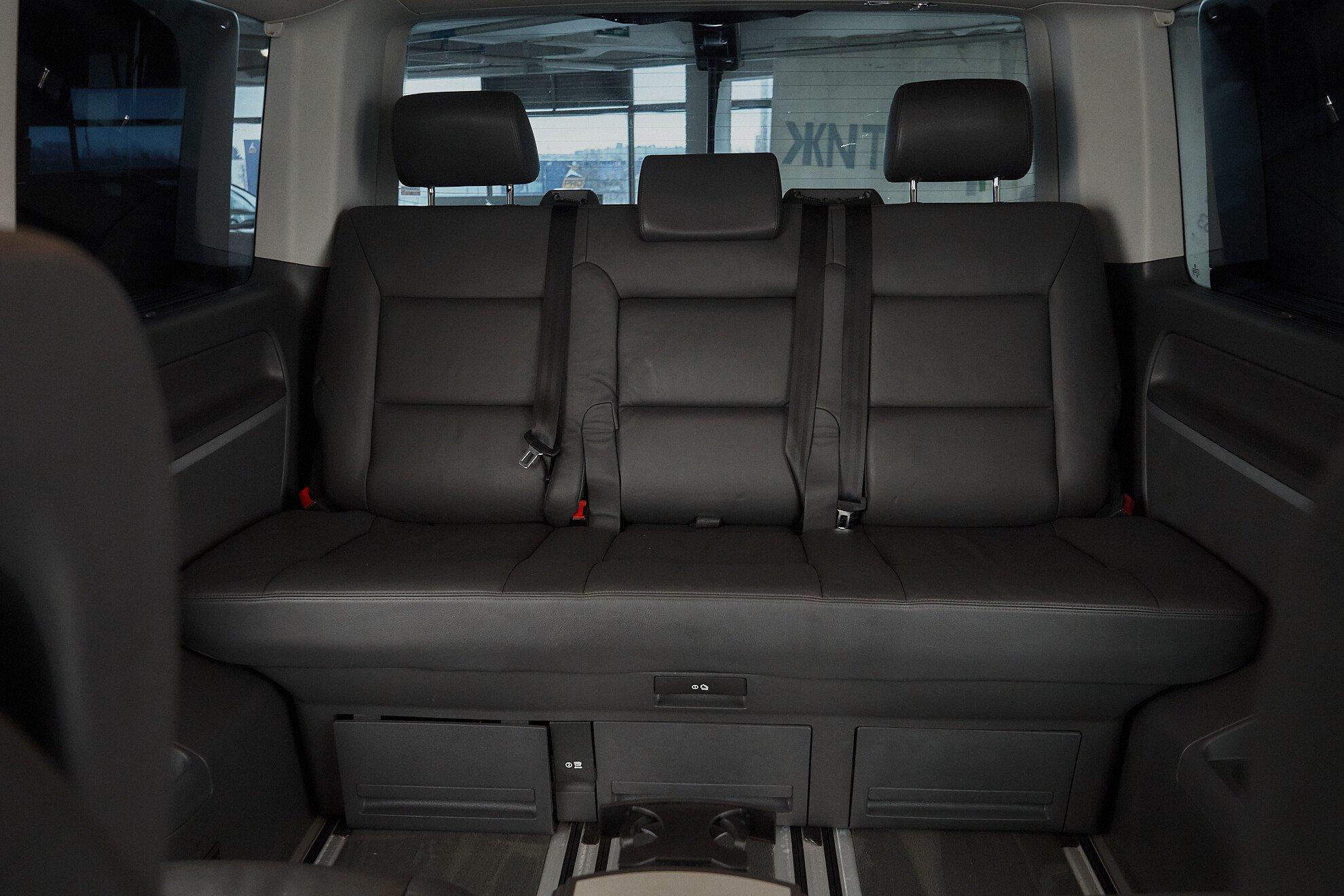 Volkswagen Multivan 2013, черный