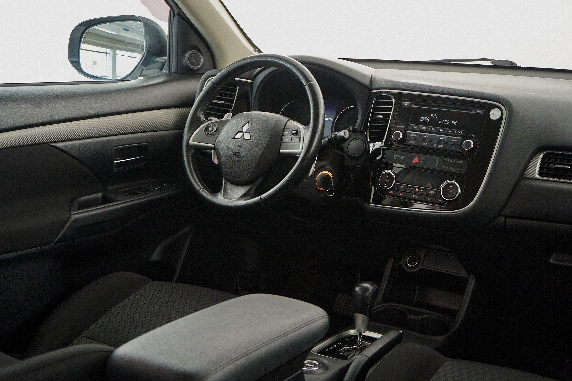 Mitsubishi Outlander 2013, белый