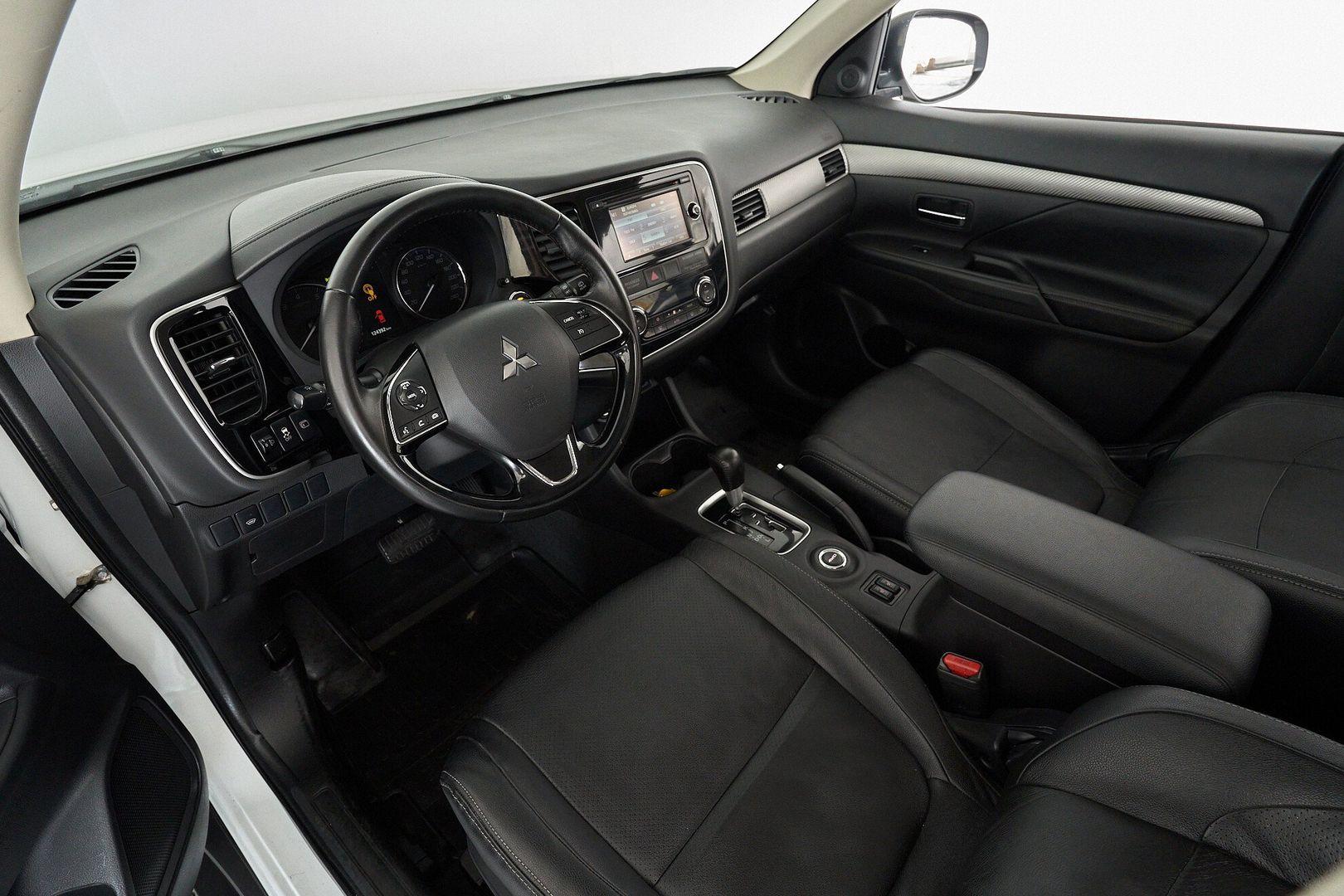 Mitsubishi Outlander 2017, белый