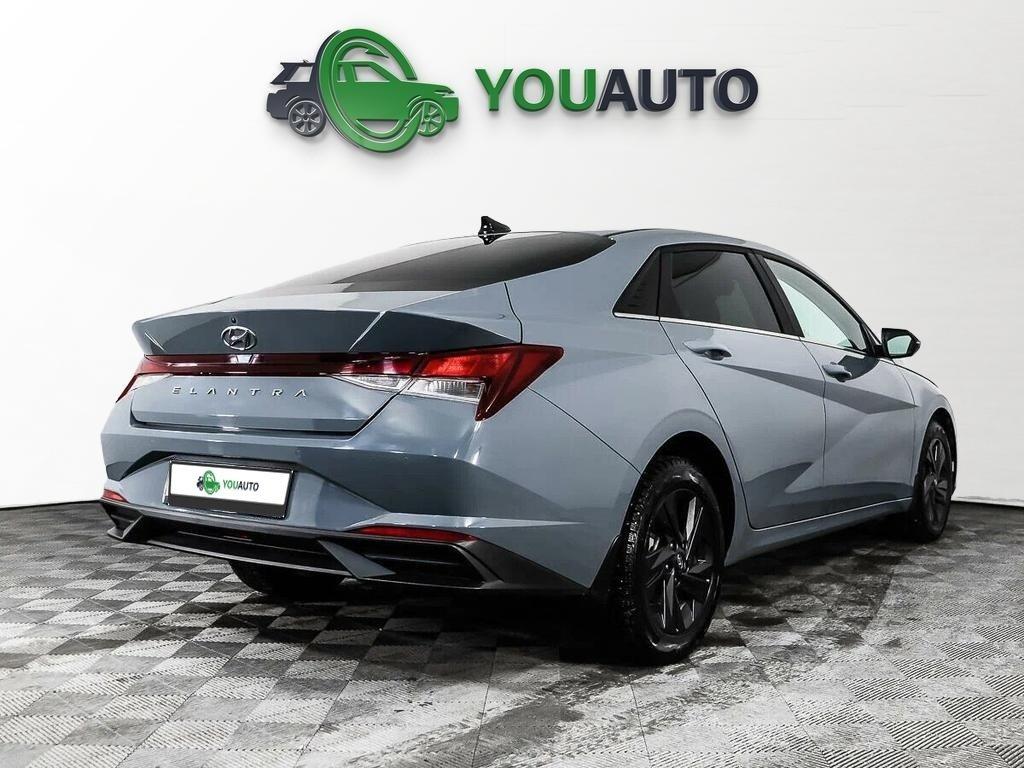 Hyundai Elantra 2022, серый