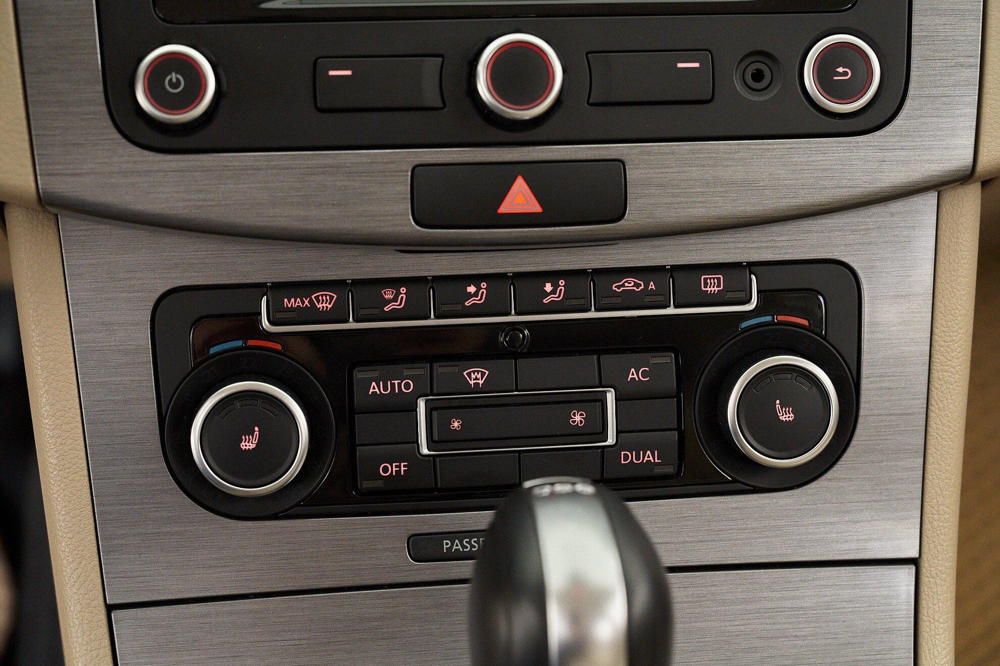 Volkswagen Passat 2012, серый