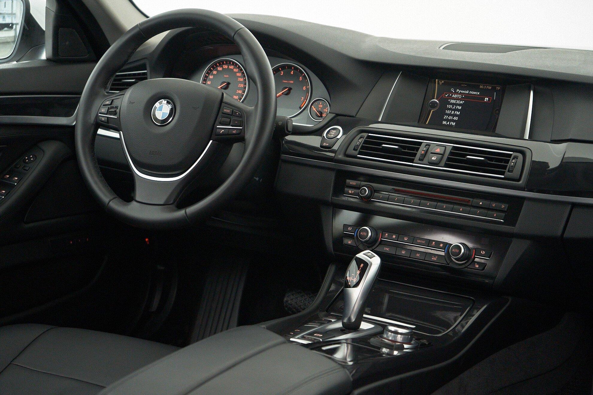 BMW 5 серии 2013, белый