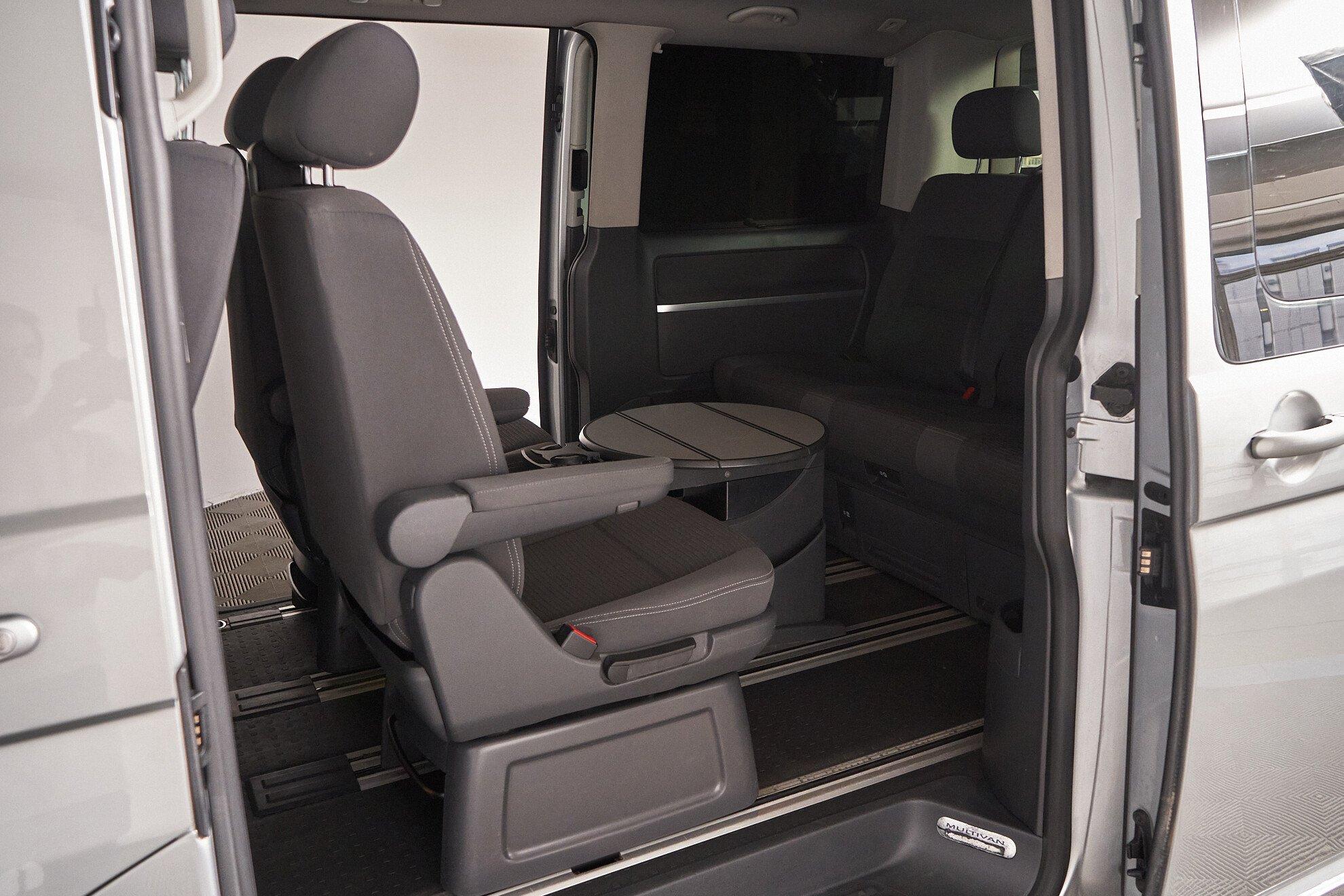 Volkswagen Multivan 2010, серебряный