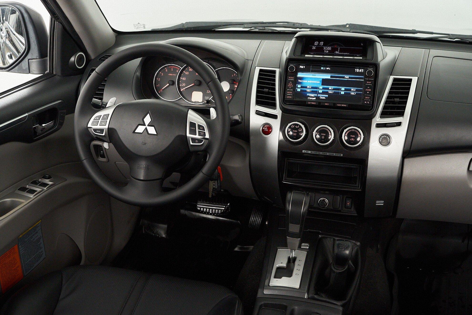 Mitsubishi Pajero Sport 2015, черный