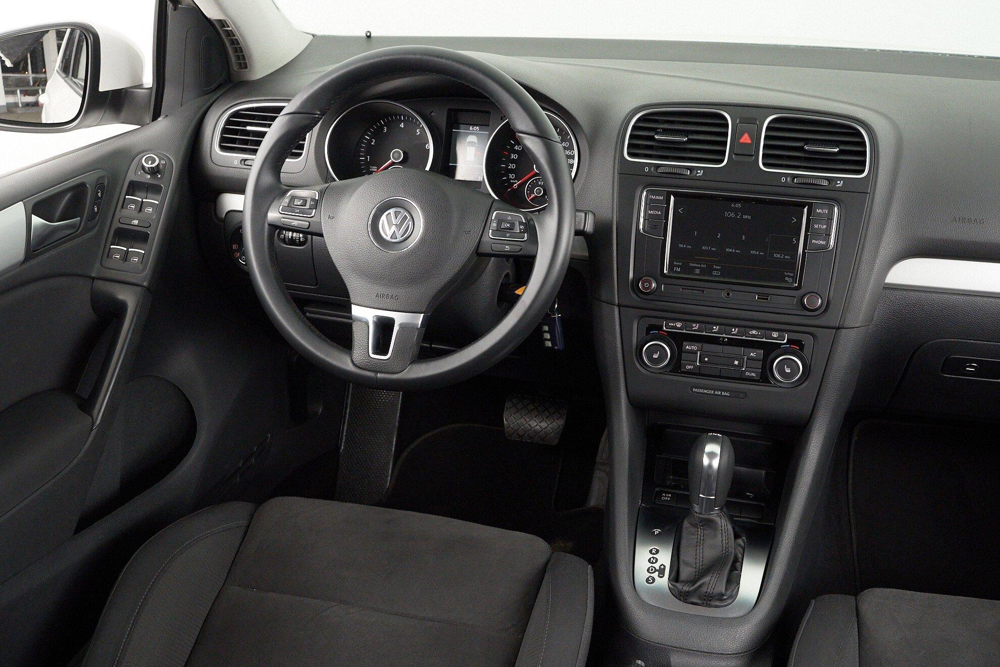 Volkswagen Golf 2012, белый