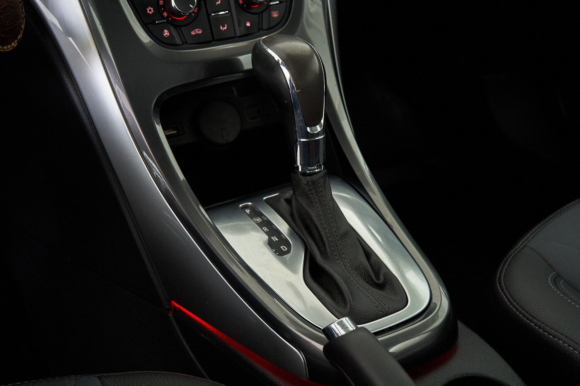 Opel Astra 2013, белый