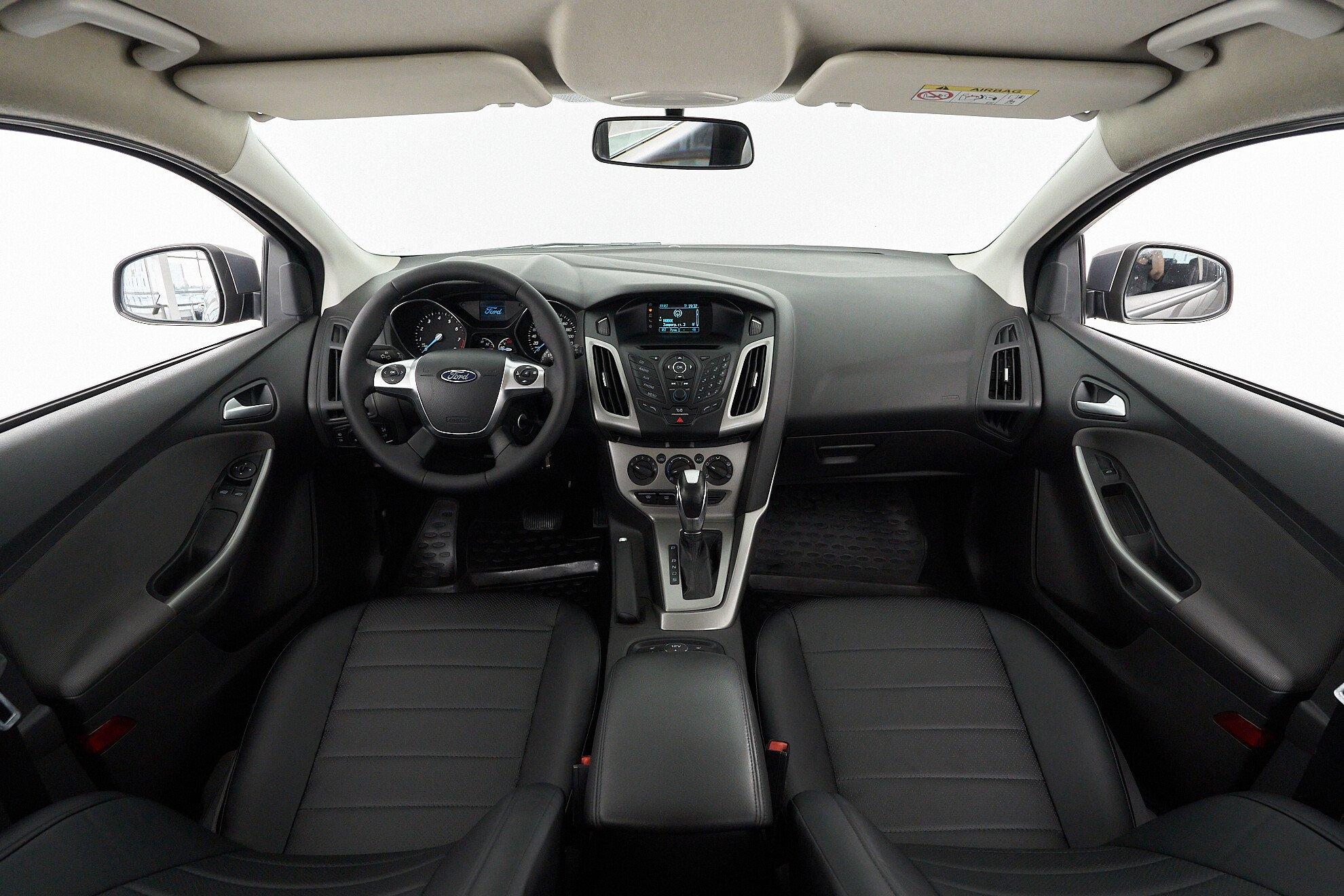 Ford Focus 2015, серый