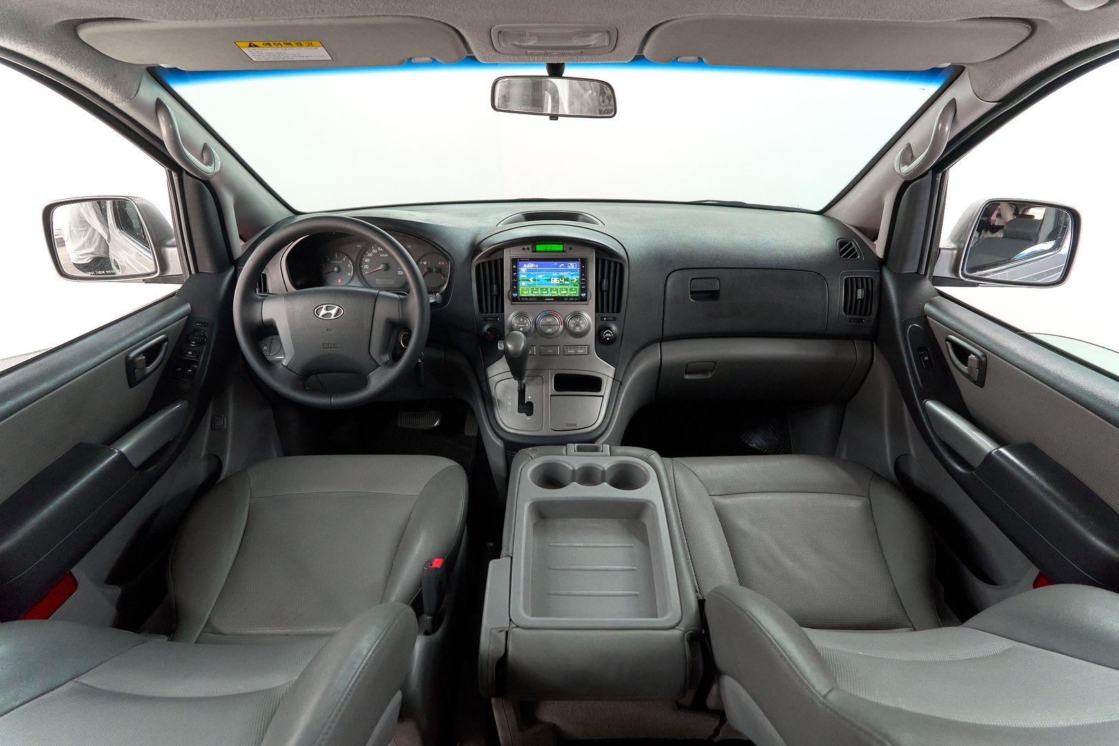 Hyundai Grand Starex 2011, серебряный