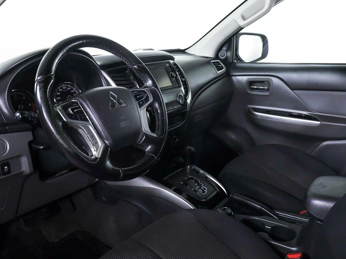 Mitsubishi L200 2017, серый