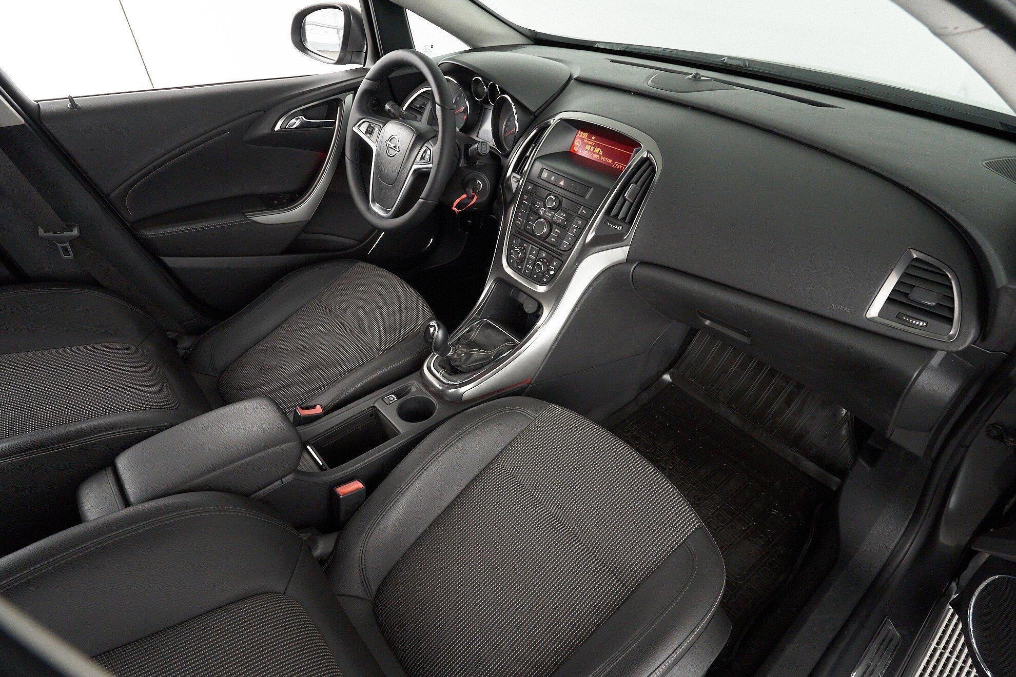 Opel Astra 2011, серый