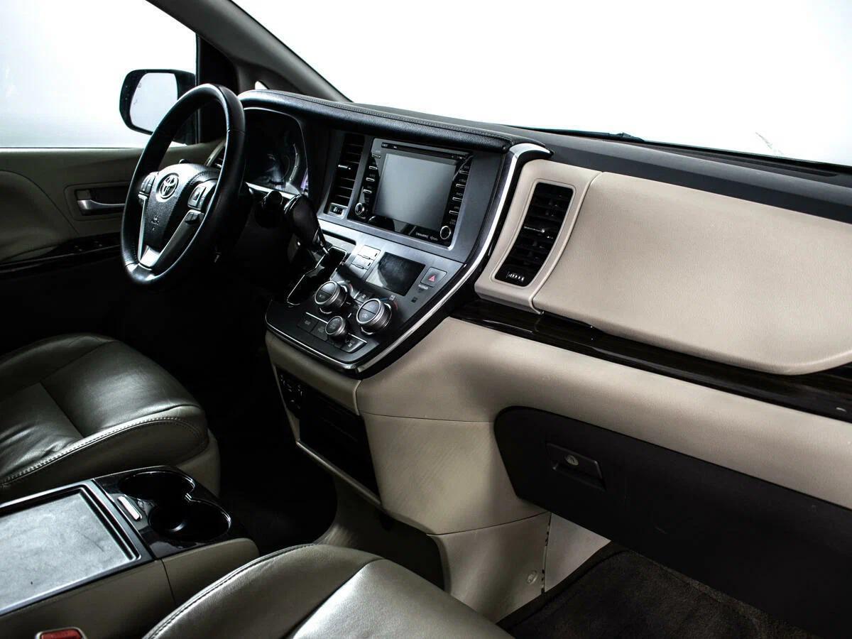 Toyota Sienna 2017, серый