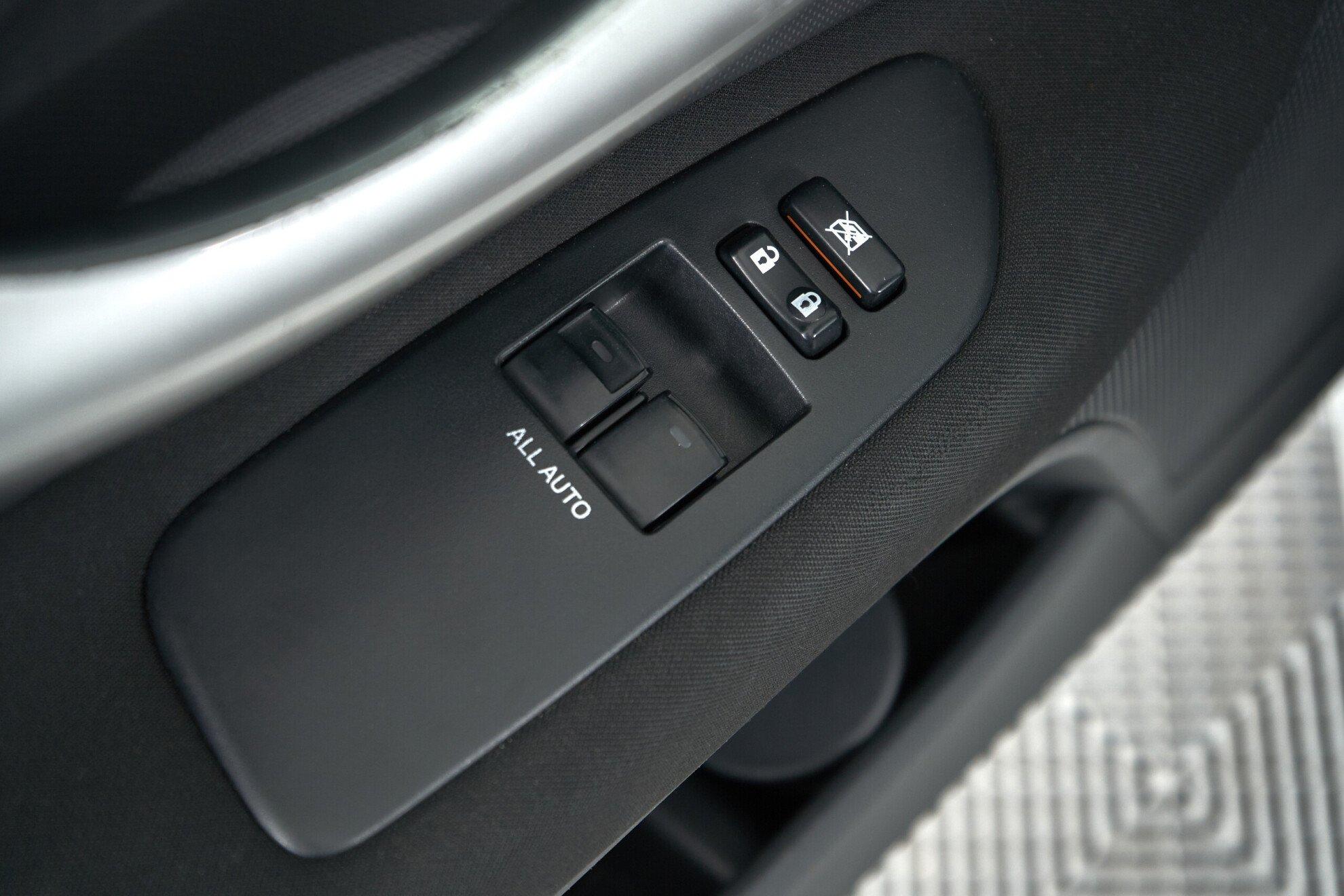 Toyota Auris 2011, белый