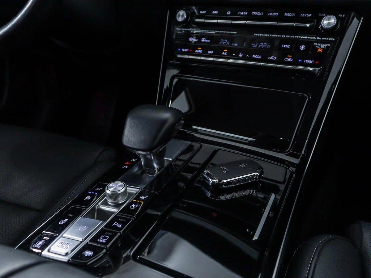 Kia K7 2019, белый