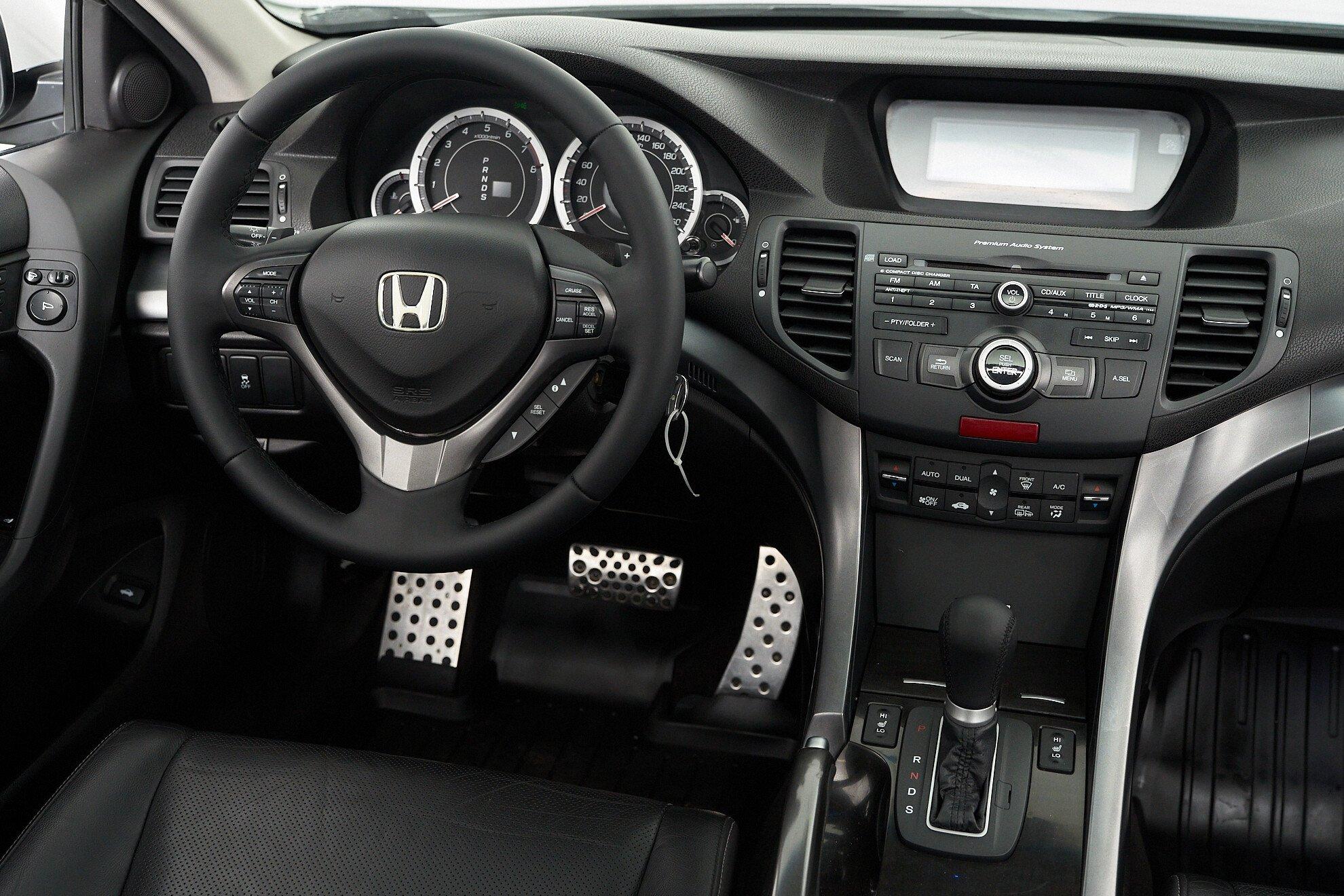Honda Accord 2012, белый