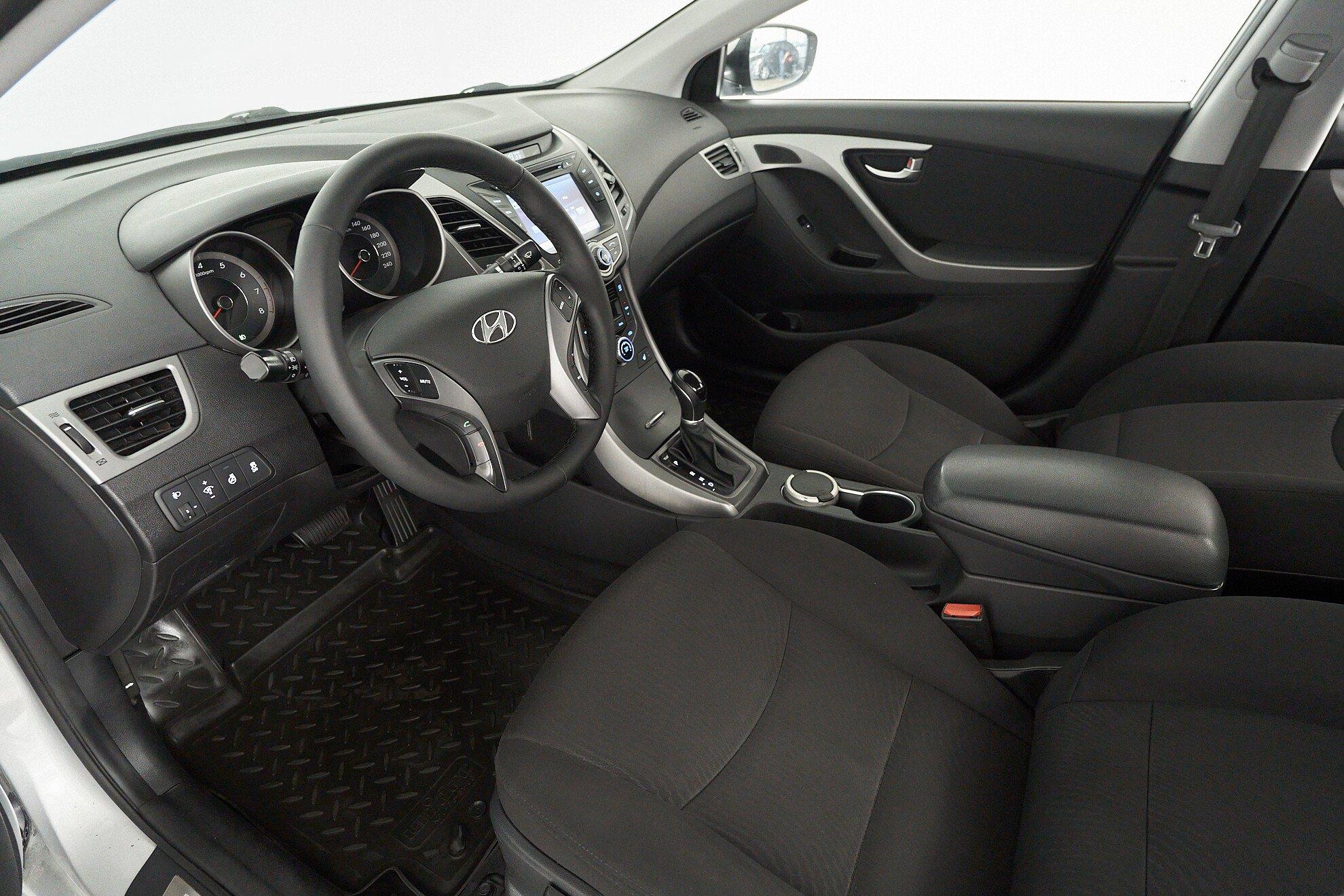 Hyundai Elantra 2015, серебряный