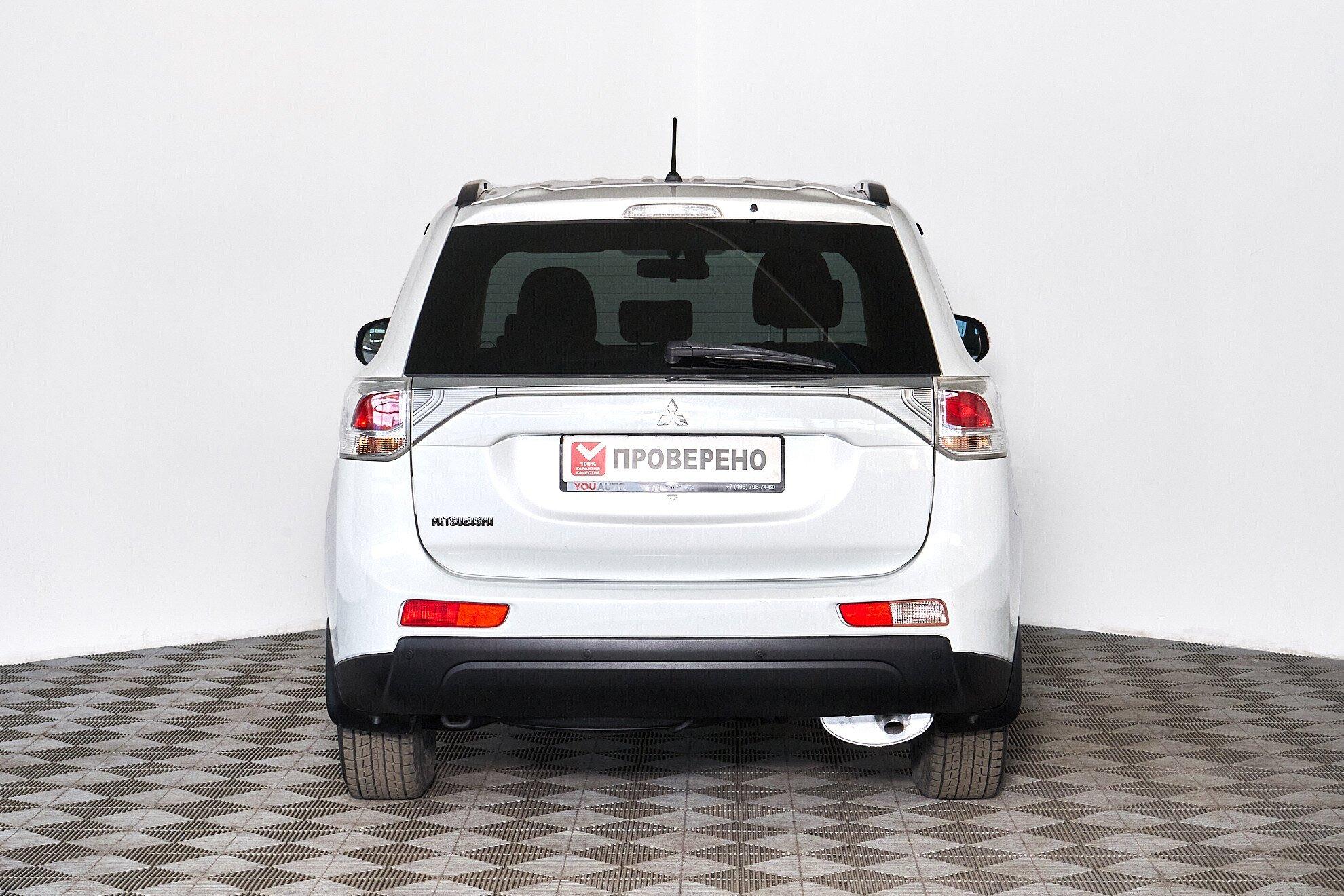 Mitsubishi Outlander 2013, белый
