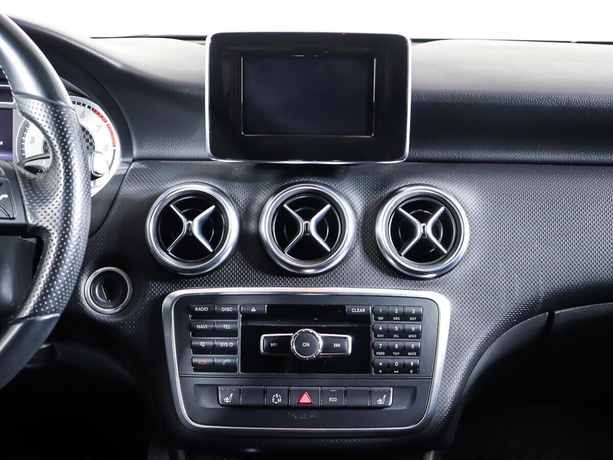 Mercedes-Benz A-Класс 2015, красный