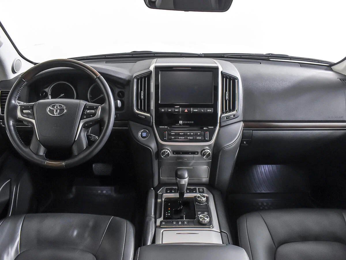 Toyota Land Cruiser 2020, белый