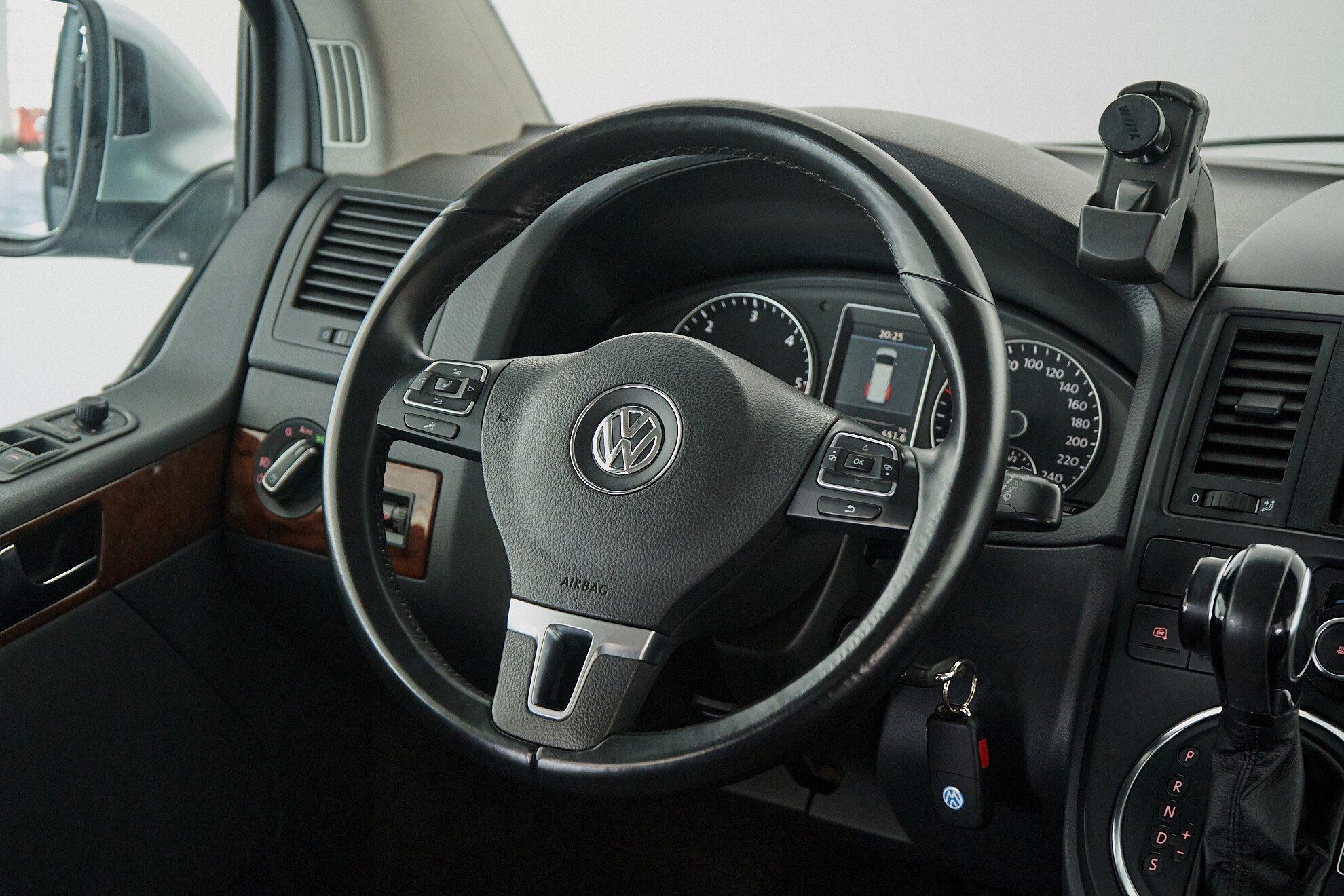 Volkswagen Multivan 2010, серебряный