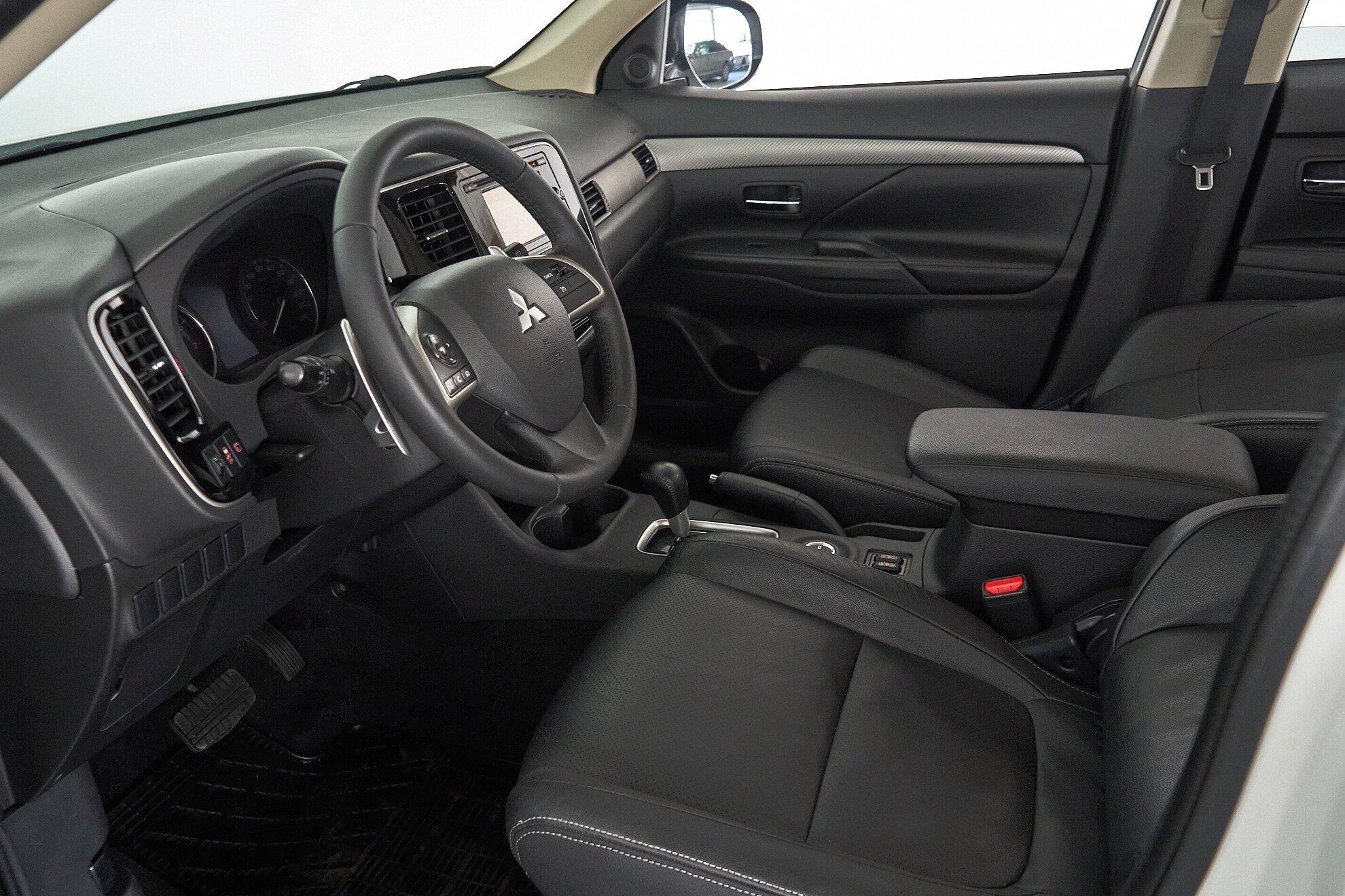 Mitsubishi Outlander 2013, белый
